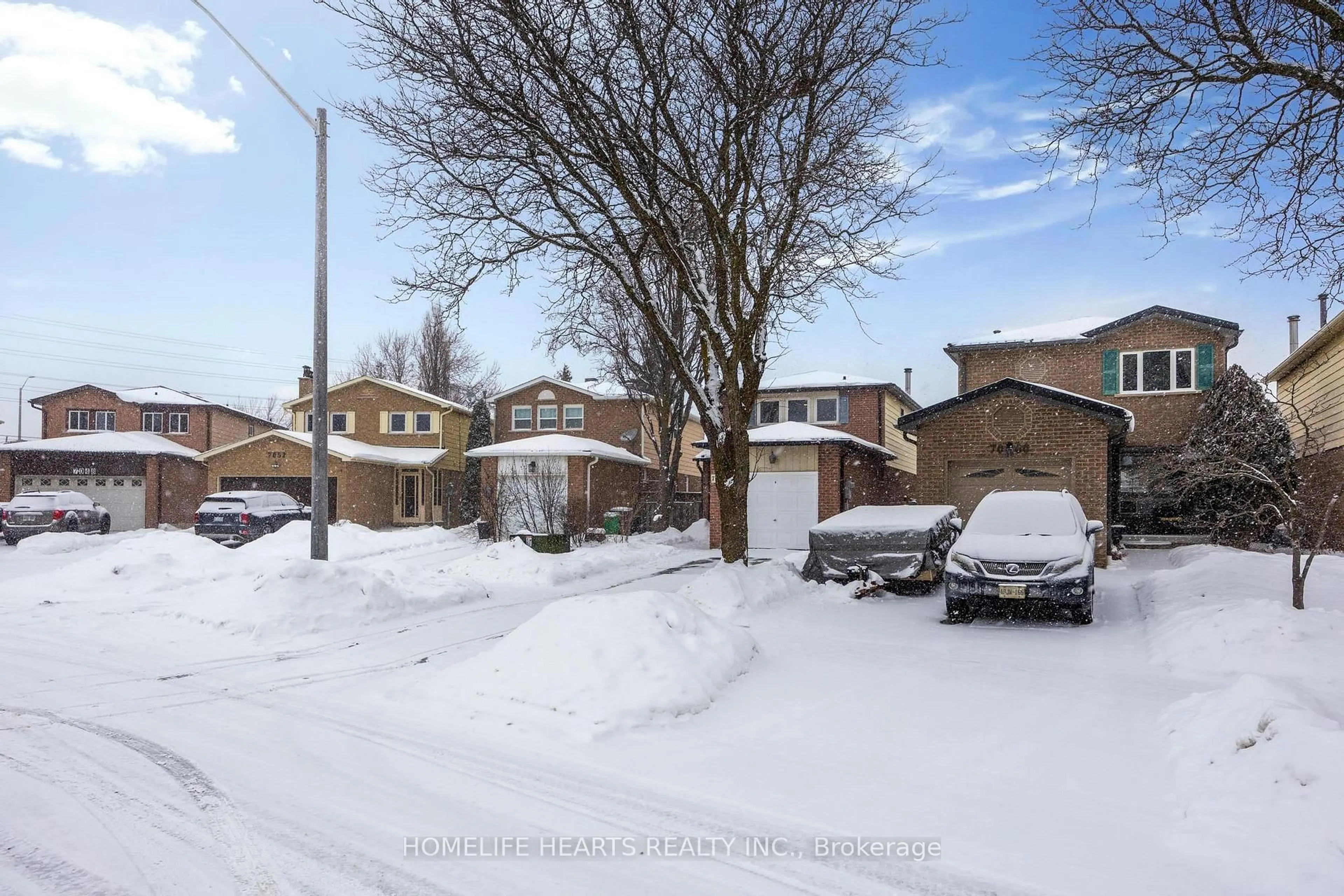 A pic from outside/outdoor area/front of a property/back of a property/a pic from drone, street for 7058 Cordingley Cres, Mississauga Ontario L5N 4Z6