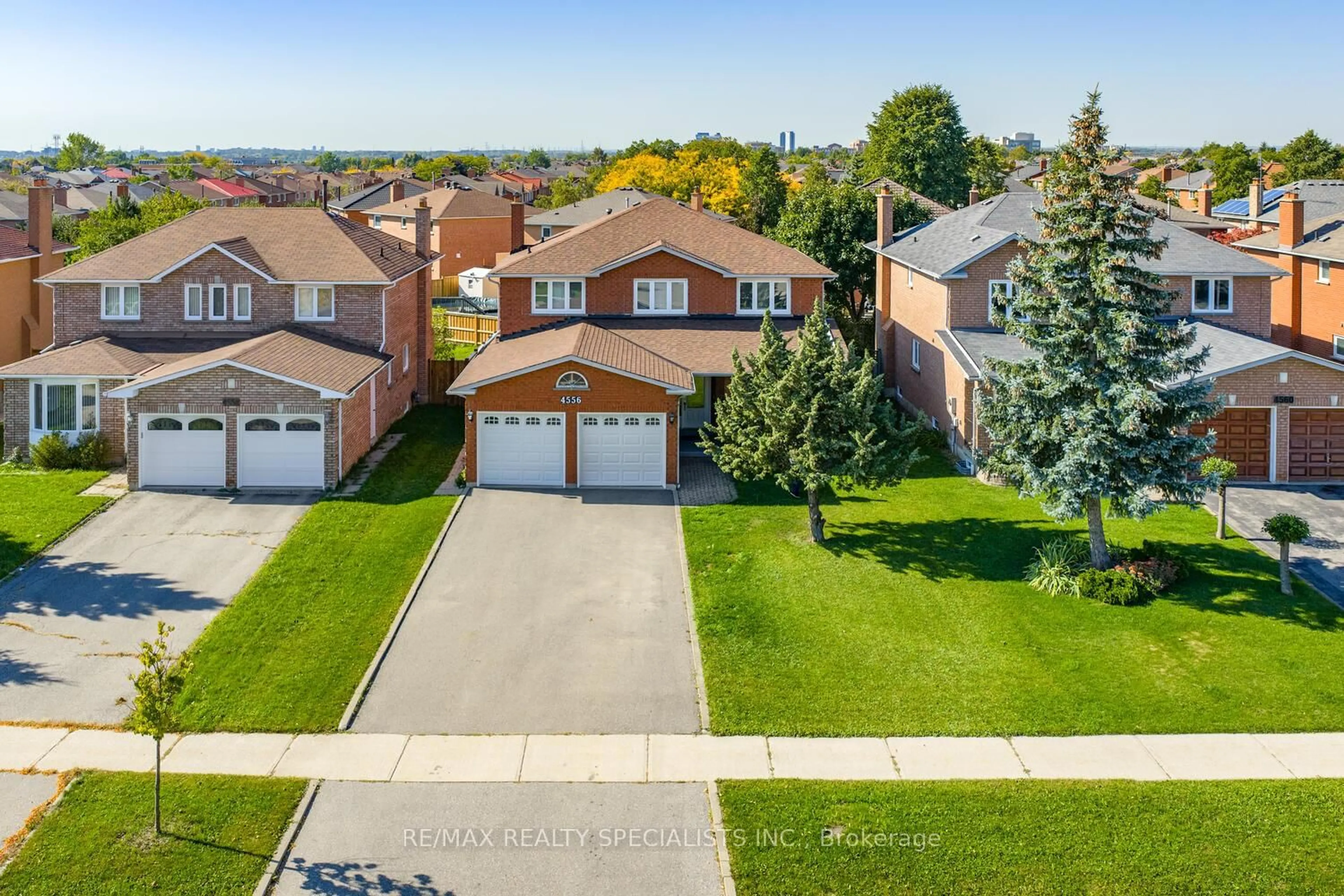A pic from outside/outdoor area/front of a property/back of a property/a pic from drone, street for 4556 Wainscot Dr, Mississauga Ontario L5V 1C7