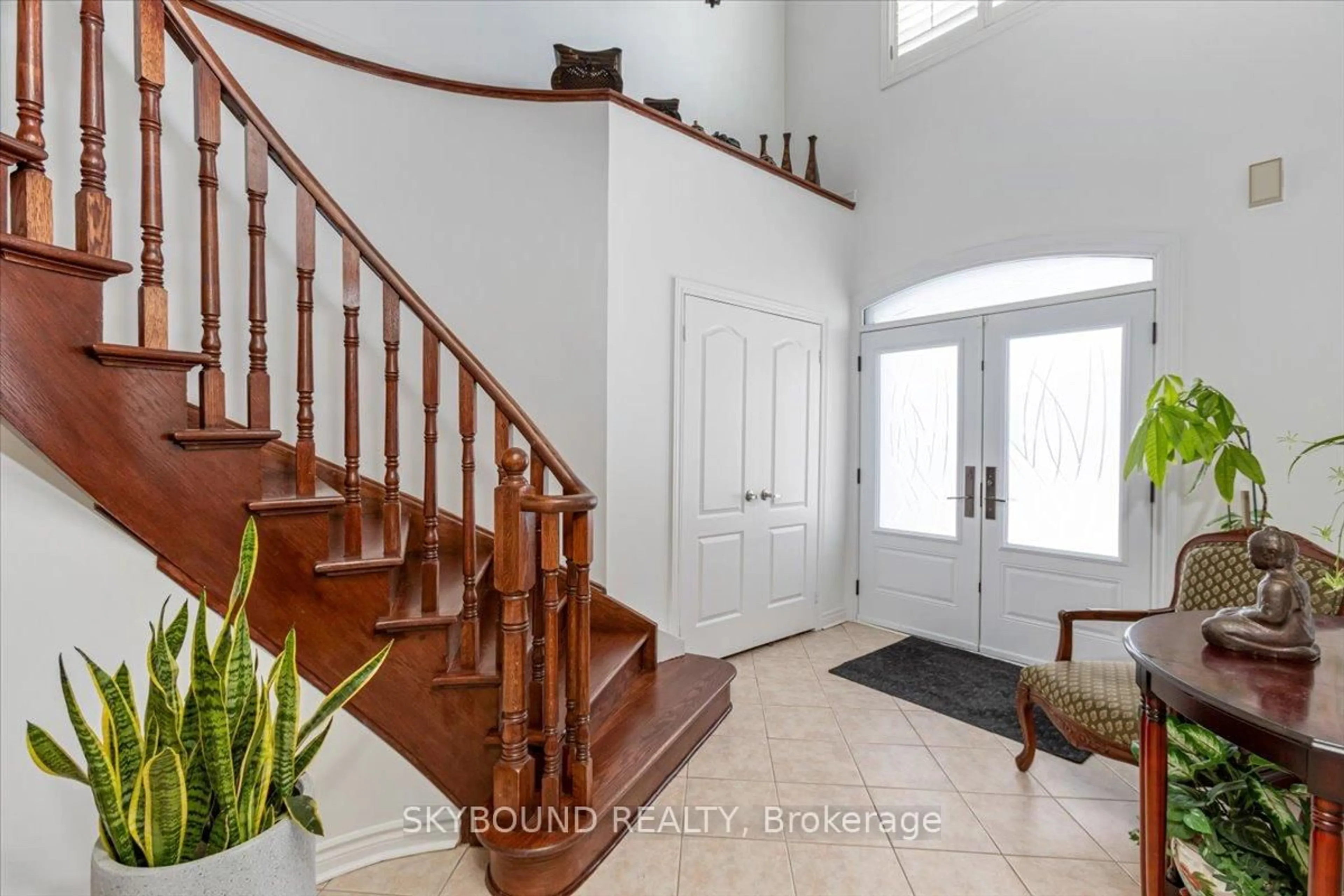 Indoor entryway for 33 Lightheart Dr, Caledon Ontario L7C 1E3