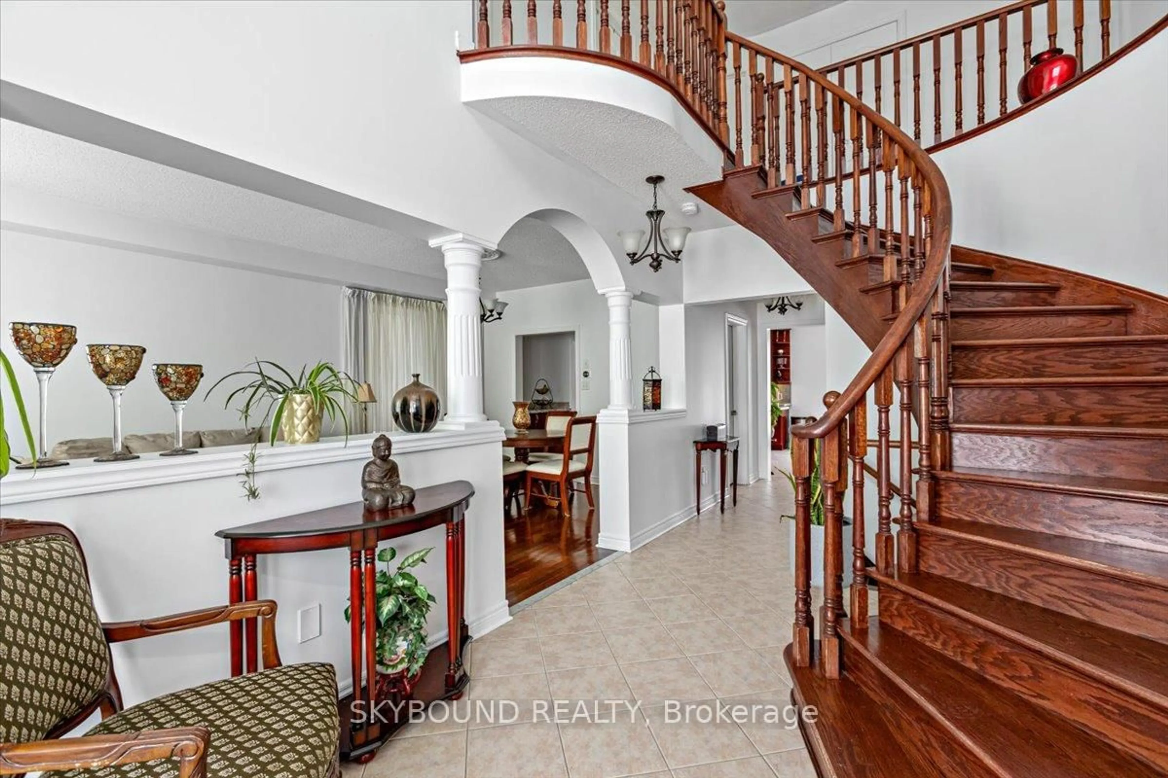 Indoor foyer for 33 Lightheart Dr, Caledon Ontario L7C 1E3