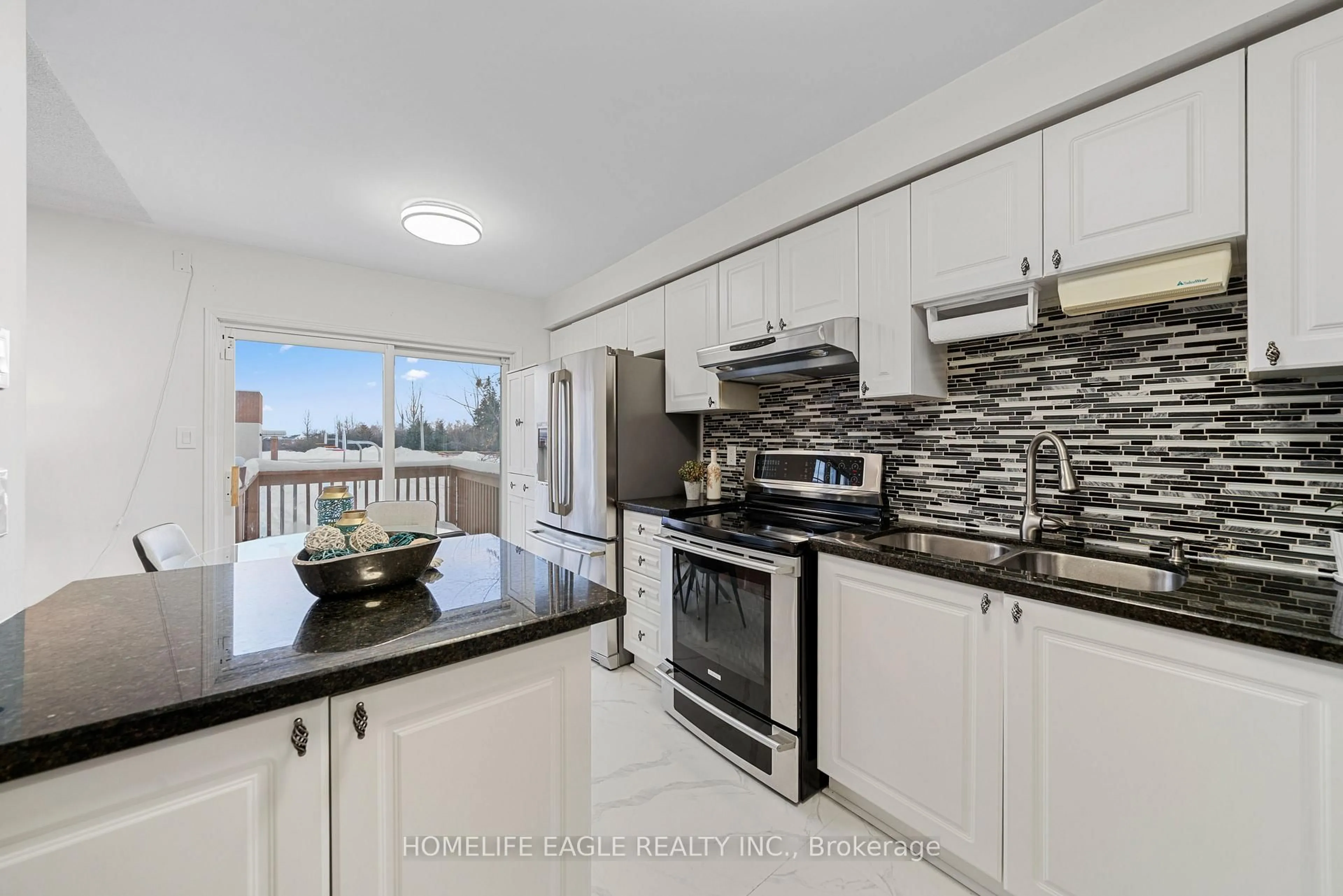 Open concept kitchen, ceramic/tile floor for 24 Ridgefield Crt, Brampton Ontario L6P 1B4