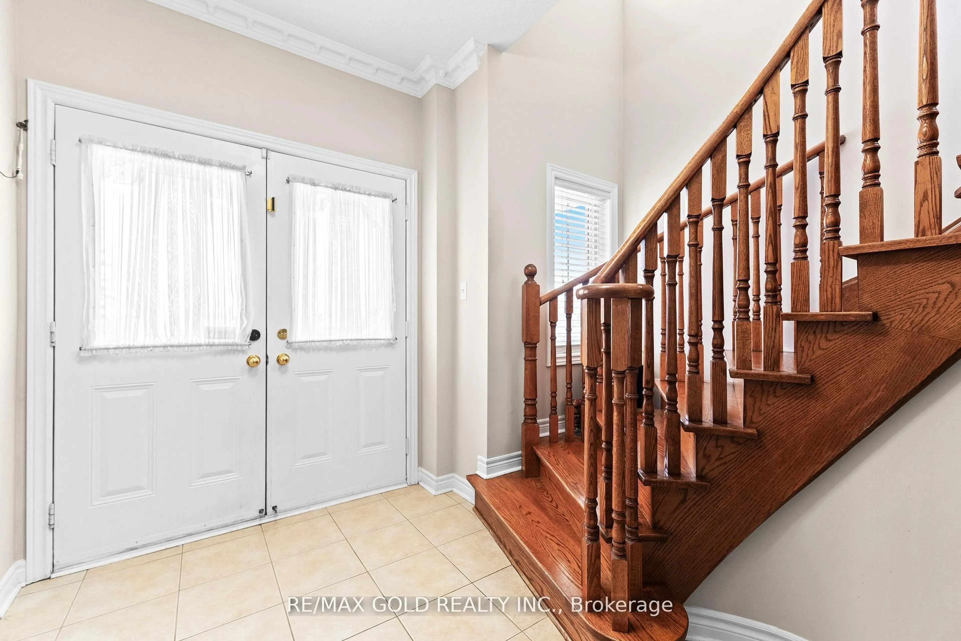 Indoor entryway for 23 Runnymede Cres, Brampton Ontario L6R 2L0