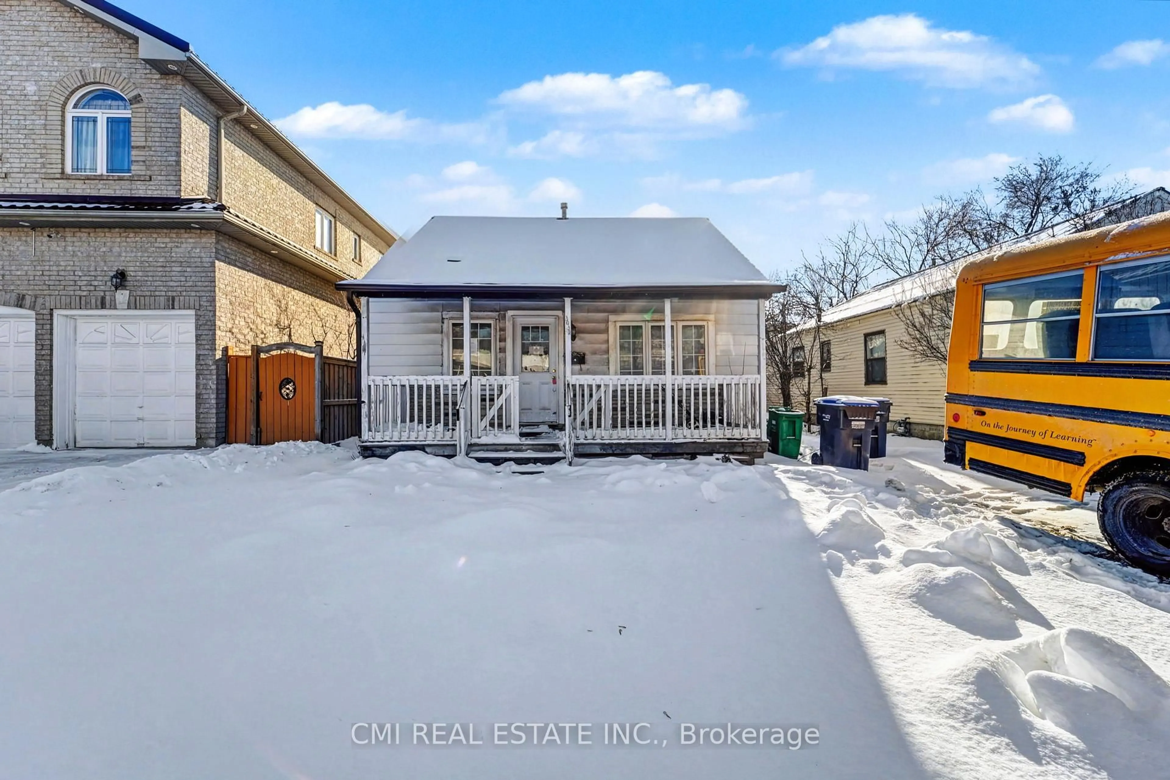 A pic from outside/outdoor area/front of a property/back of a property/a pic from drone, street for 3032 Victory Cres, Mississauga Ontario L4T 1L4