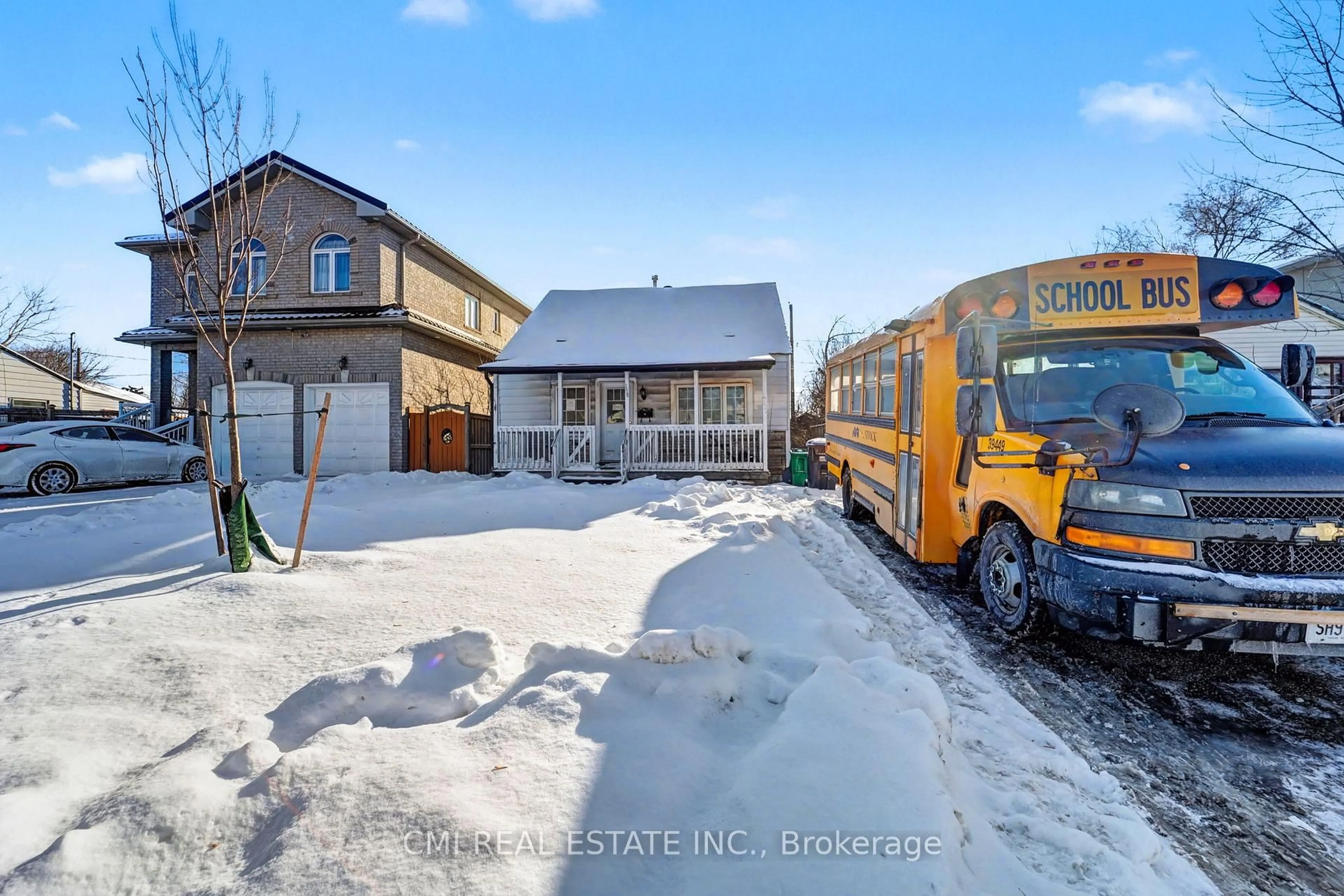 A pic from outside/outdoor area/front of a property/back of a property/a pic from drone, street for 3032 Victory Cres, Mississauga Ontario L4T 1L4