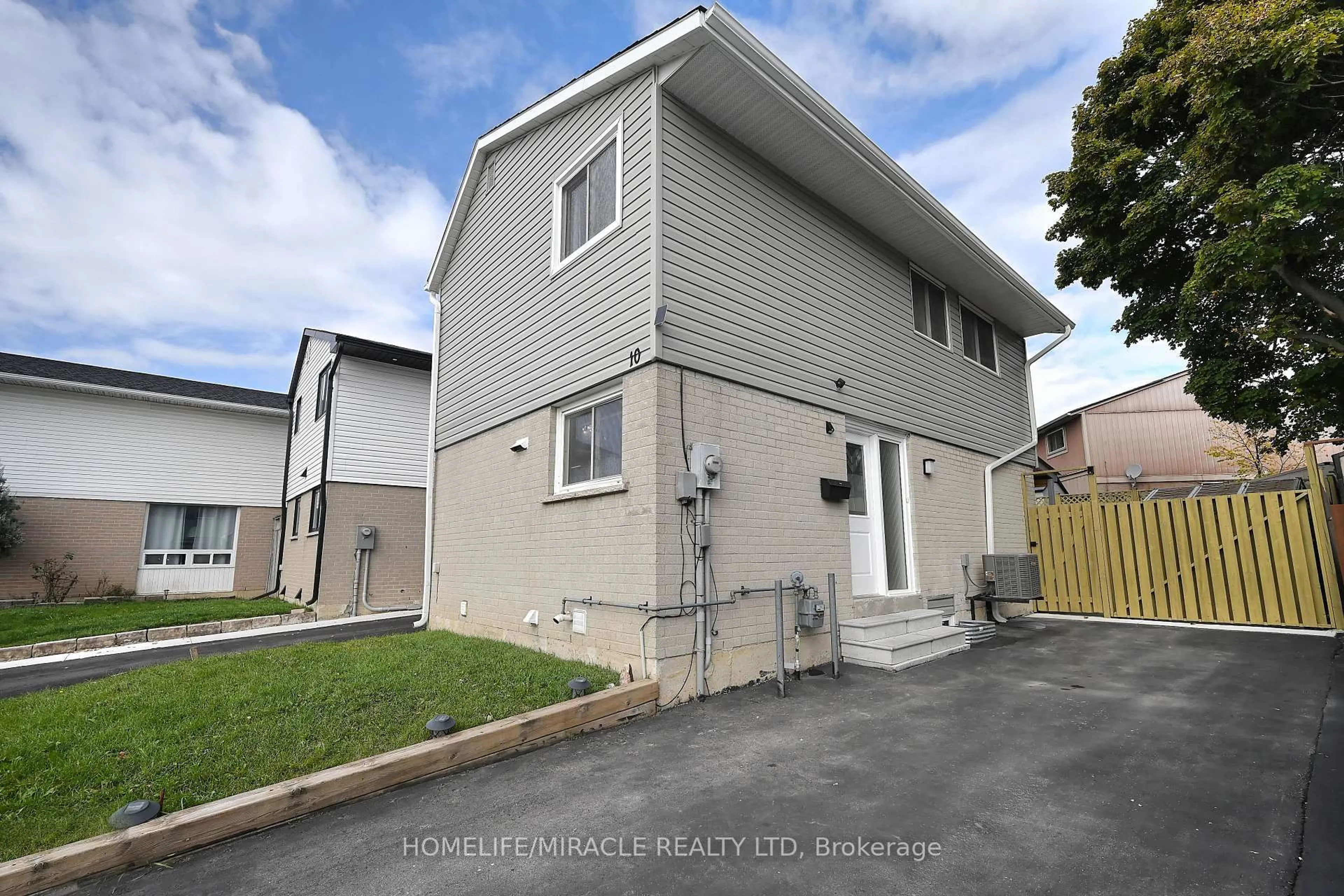 Home with vinyl exterior material, street for 10 Grasspoint Sq, Brampton Ontario L6S 2J2