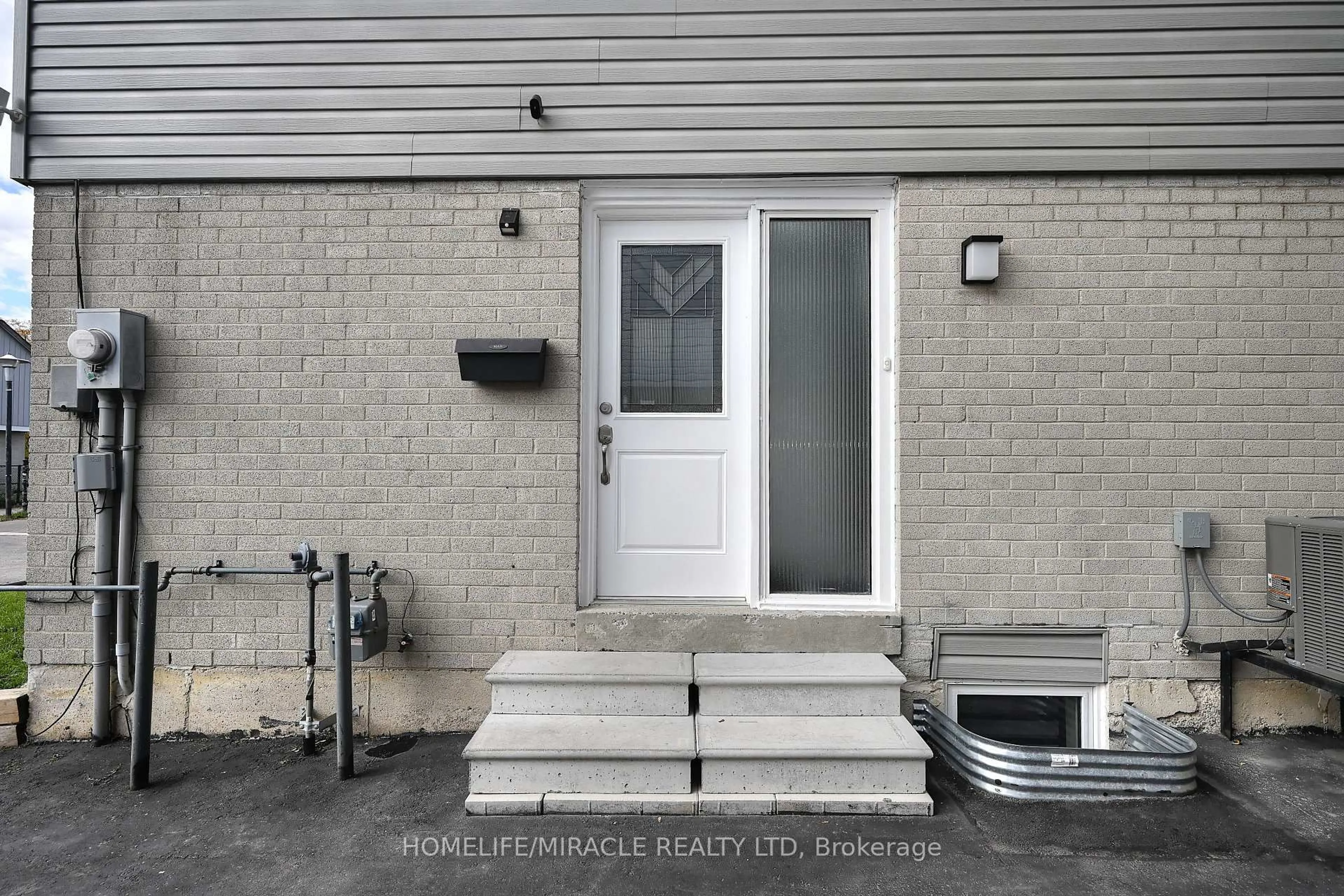 Indoor entryway for 10 Grasspoint Sq, Brampton Ontario L6S 2J2