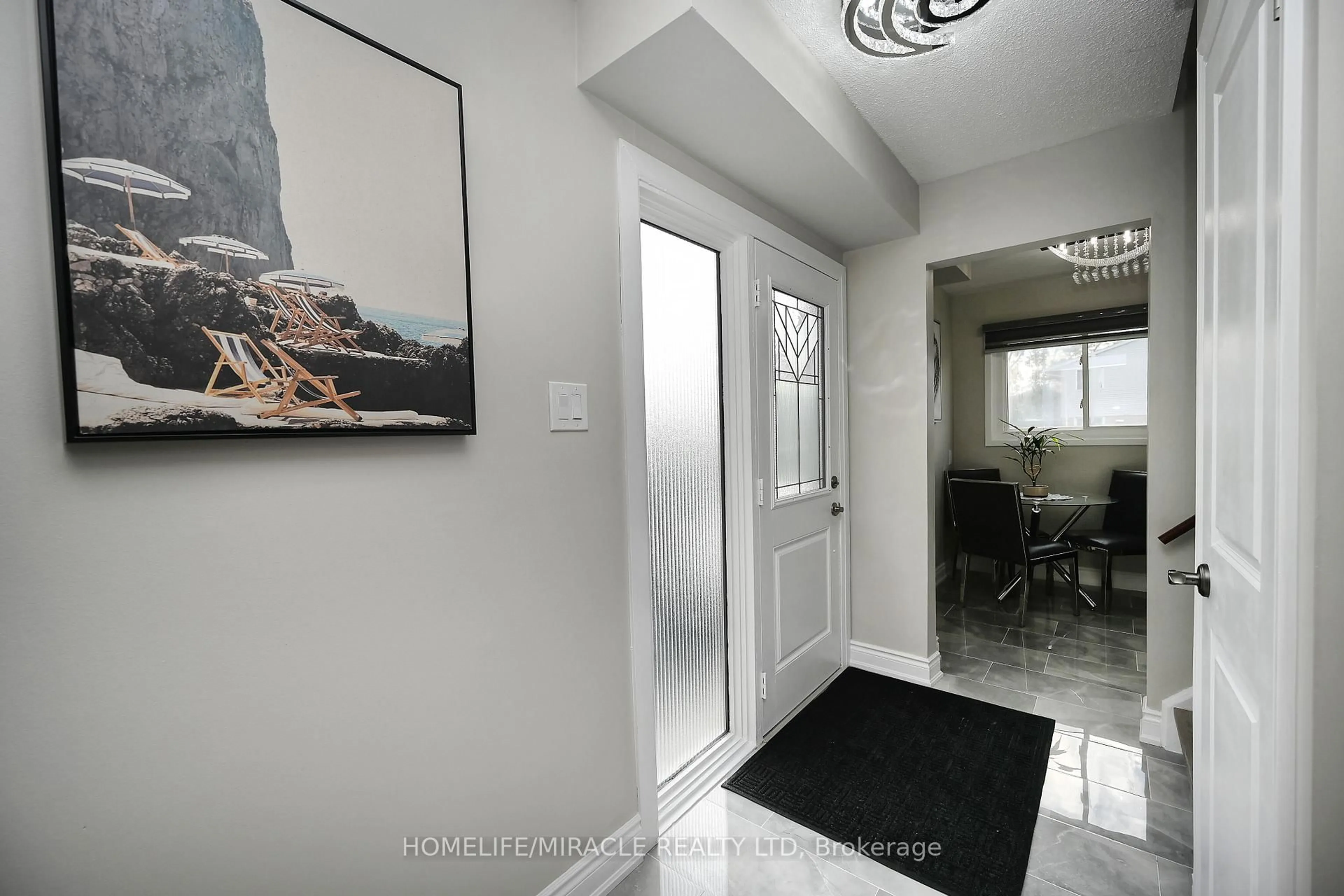 Indoor entryway for 10 Grasspoint Sq, Brampton Ontario L6S 2J2