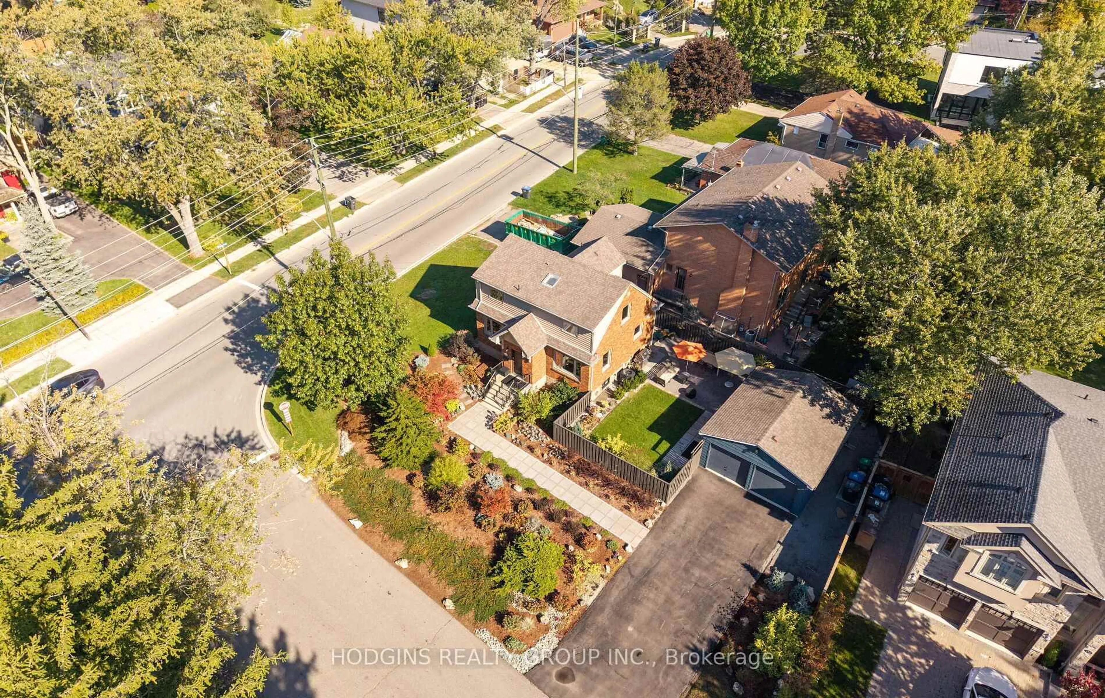 A pic from outside/outdoor area/front of a property/back of a property/a pic from drone, street for 1319 Lakebreeze Dr, Mississauga Ontario L5G 3W7