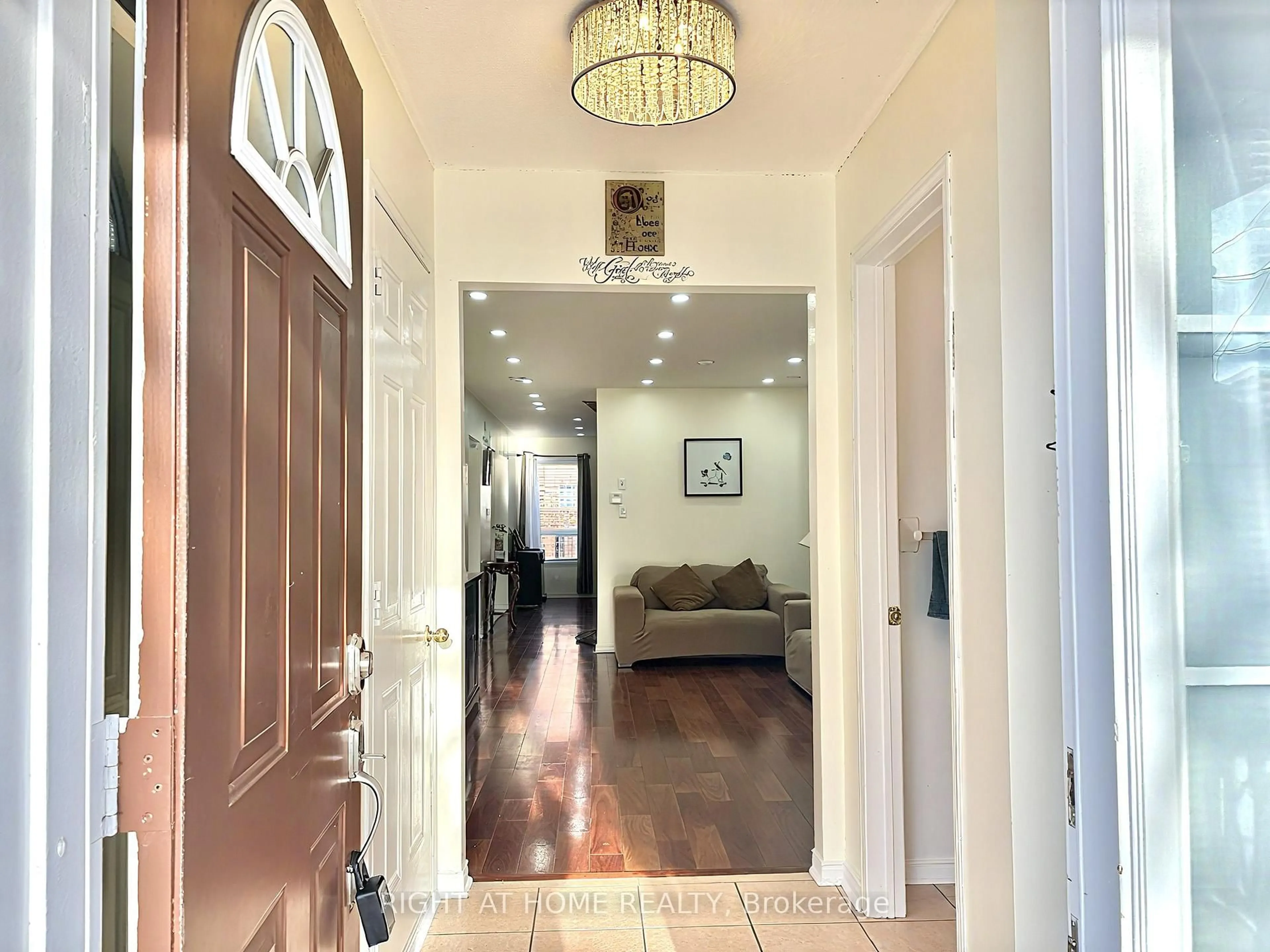 Indoor entryway for 37 Oakmeadow Dr, Brampton Ontario L7A 2M1