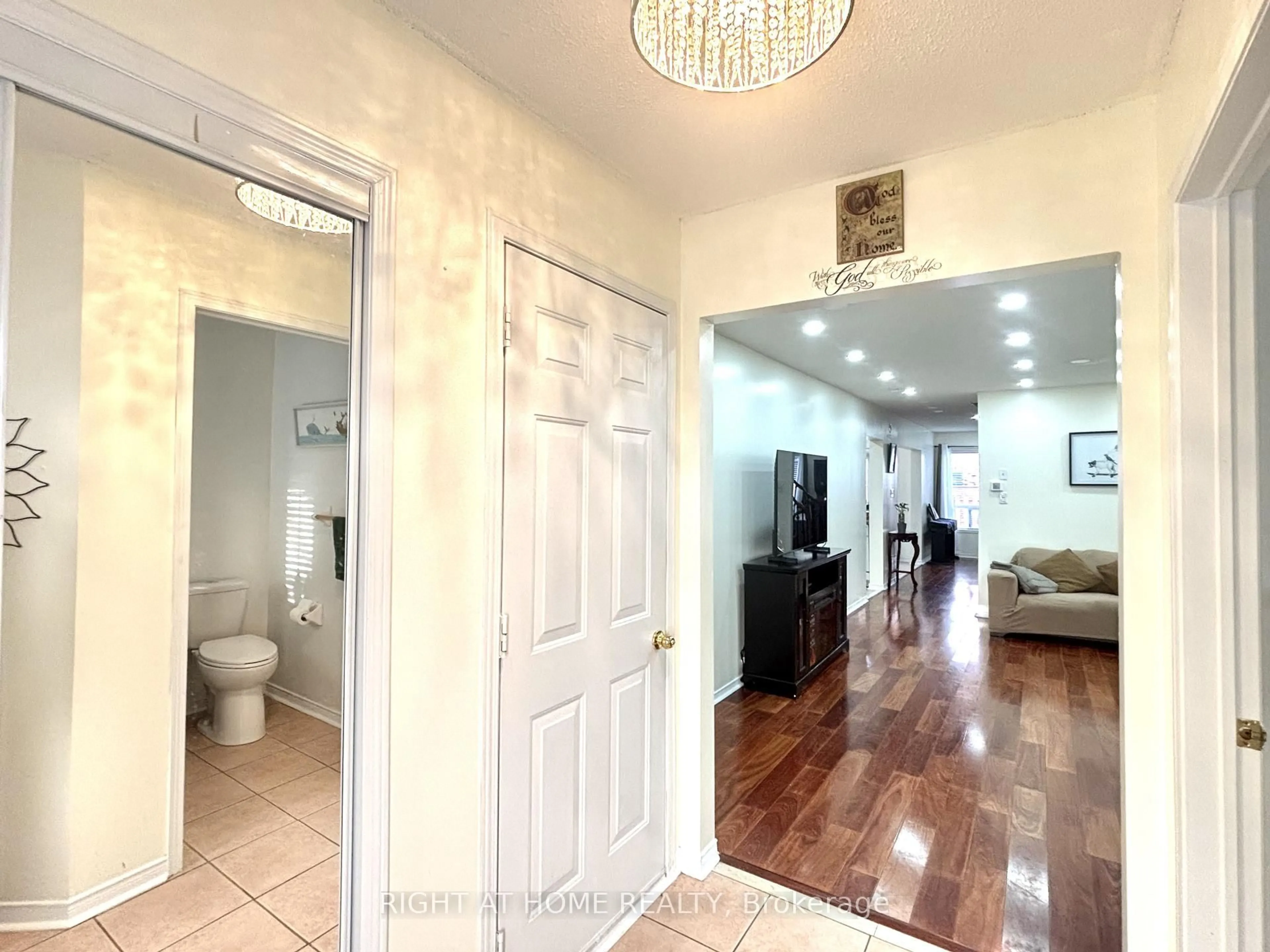 Indoor entryway for 37 Oakmeadow Dr, Brampton Ontario L7A 2M1