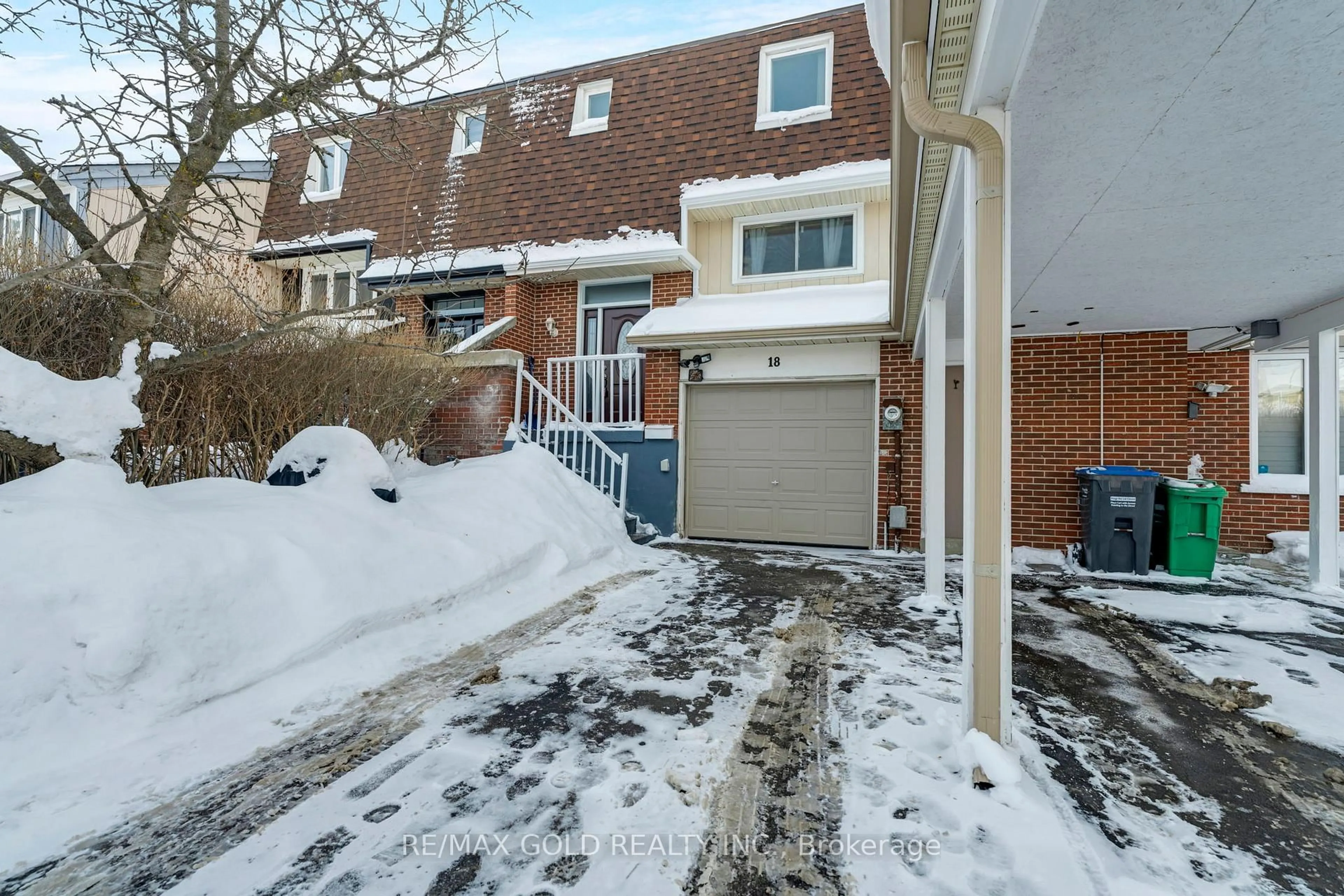 A pic from outside/outdoor area/front of a property/back of a property/a pic from drone, street for 18 Peterson Crt, Brampton Ontario L6Z 1K6