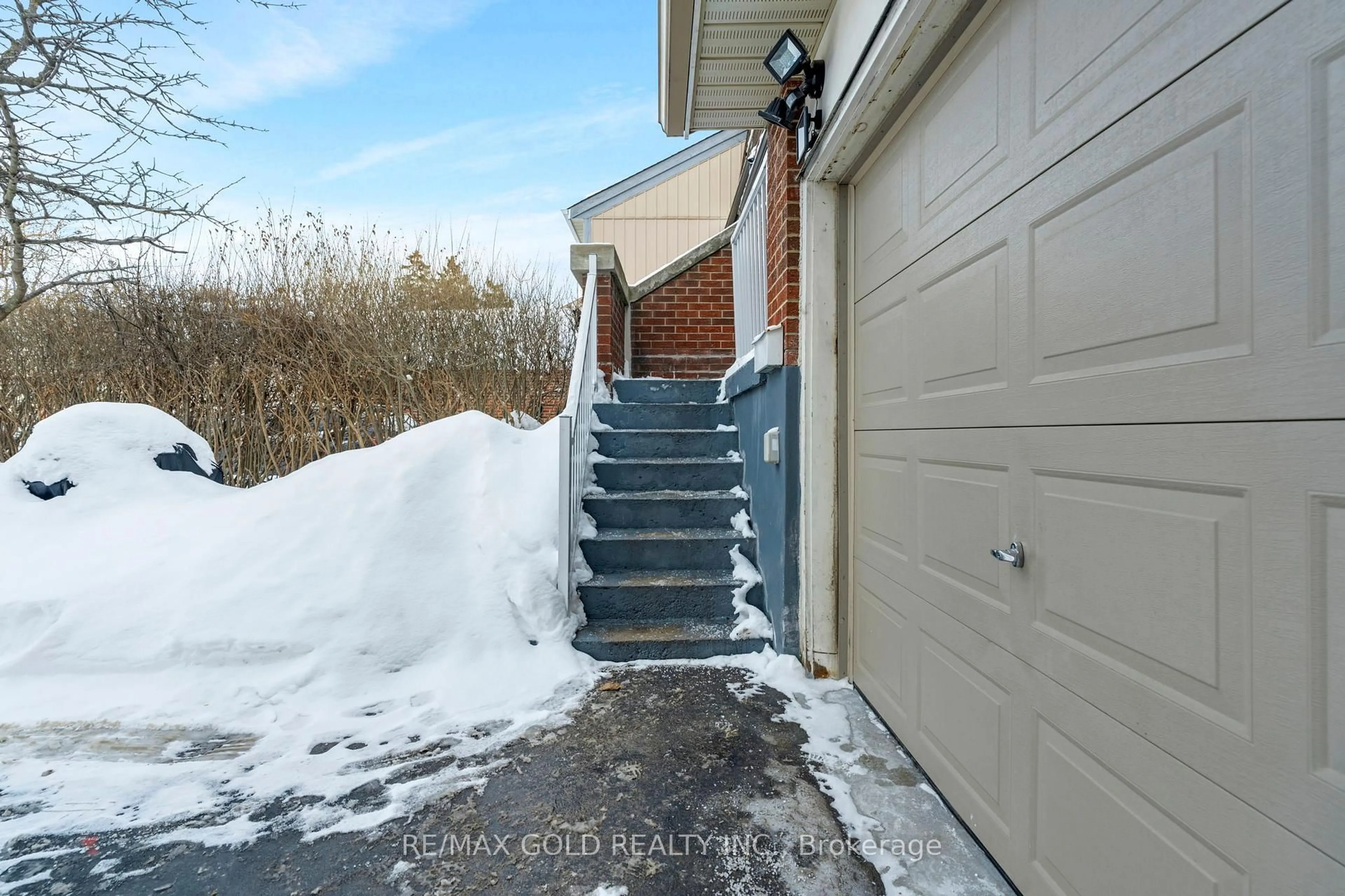 Unknown for 18 Peterson Crt, Brampton Ontario L6Z 1K6