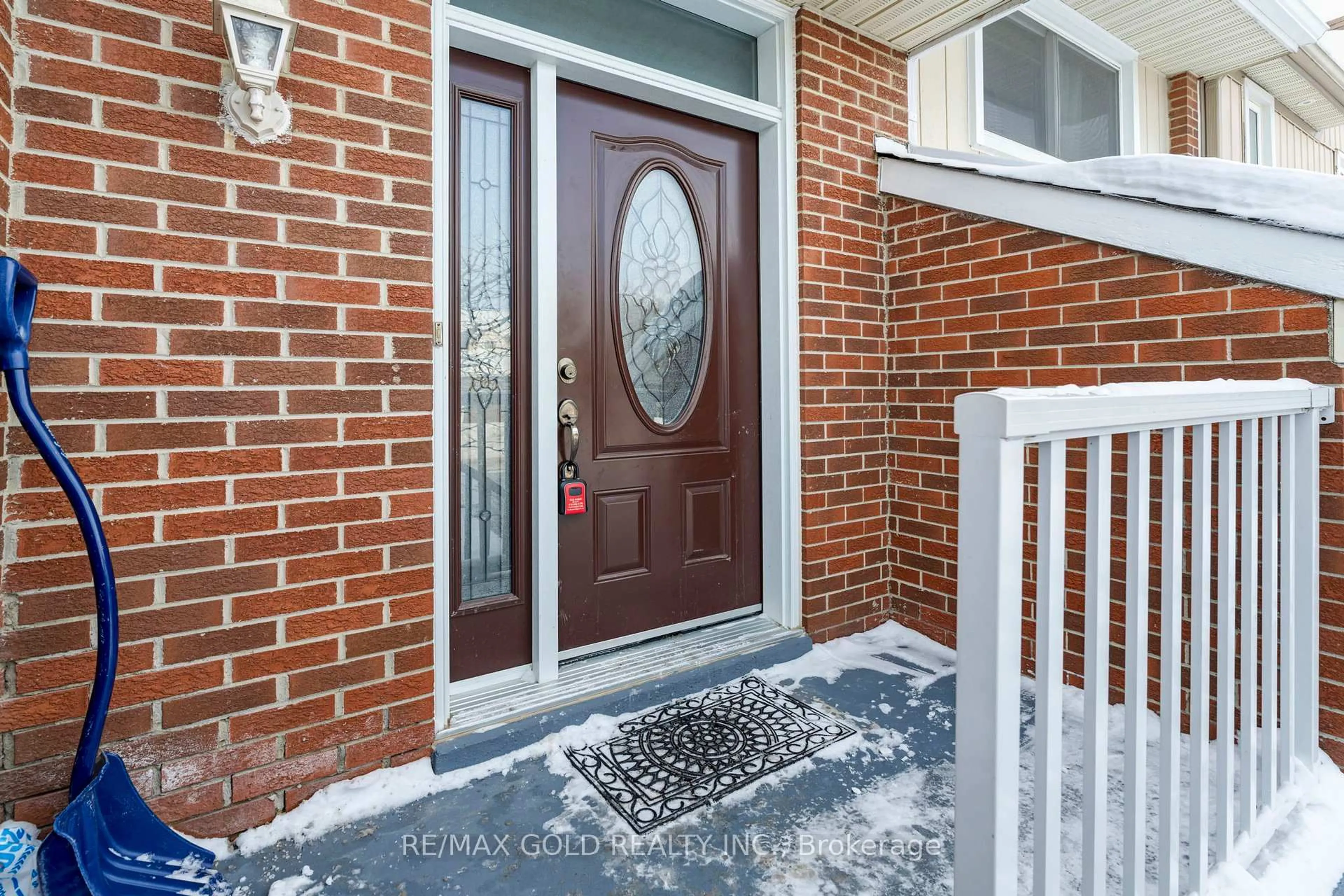 Indoor entryway for 18 Peterson Crt, Brampton Ontario L6Z 1K6