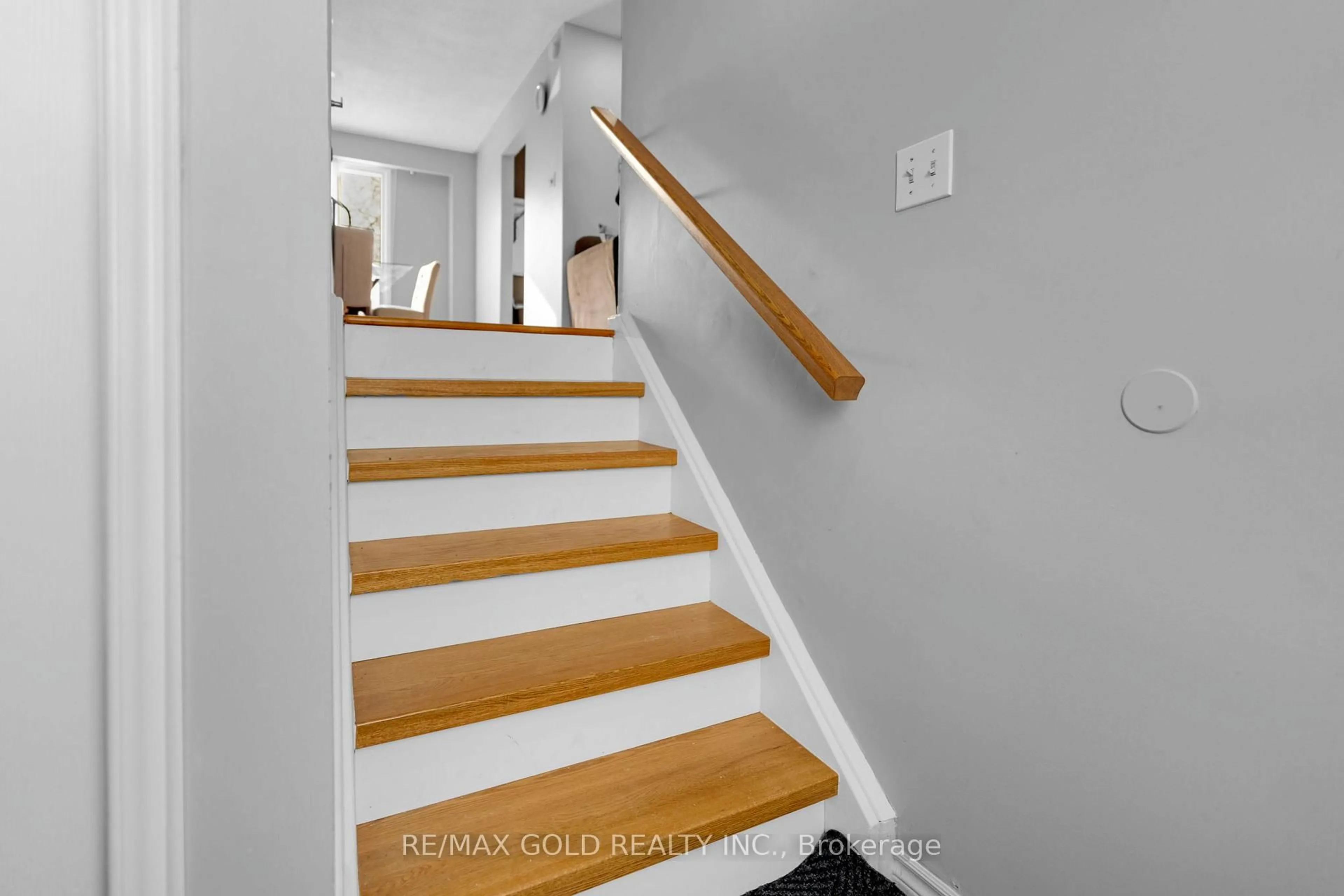 Stairs for 18 Peterson Crt, Brampton Ontario L6Z 1K6