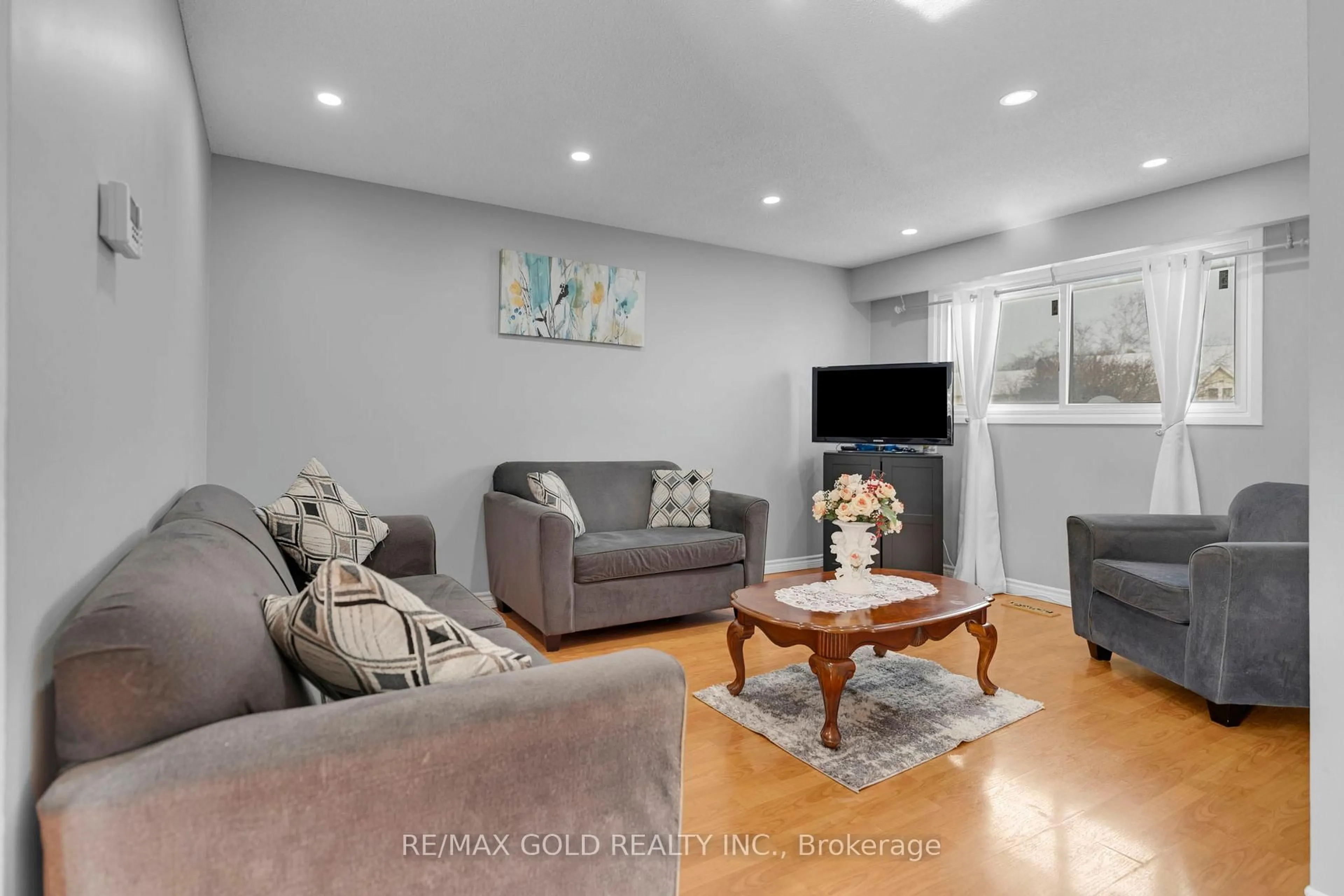 Living room with furniture, unknown for 18 Peterson Crt, Brampton Ontario L6Z 1K6