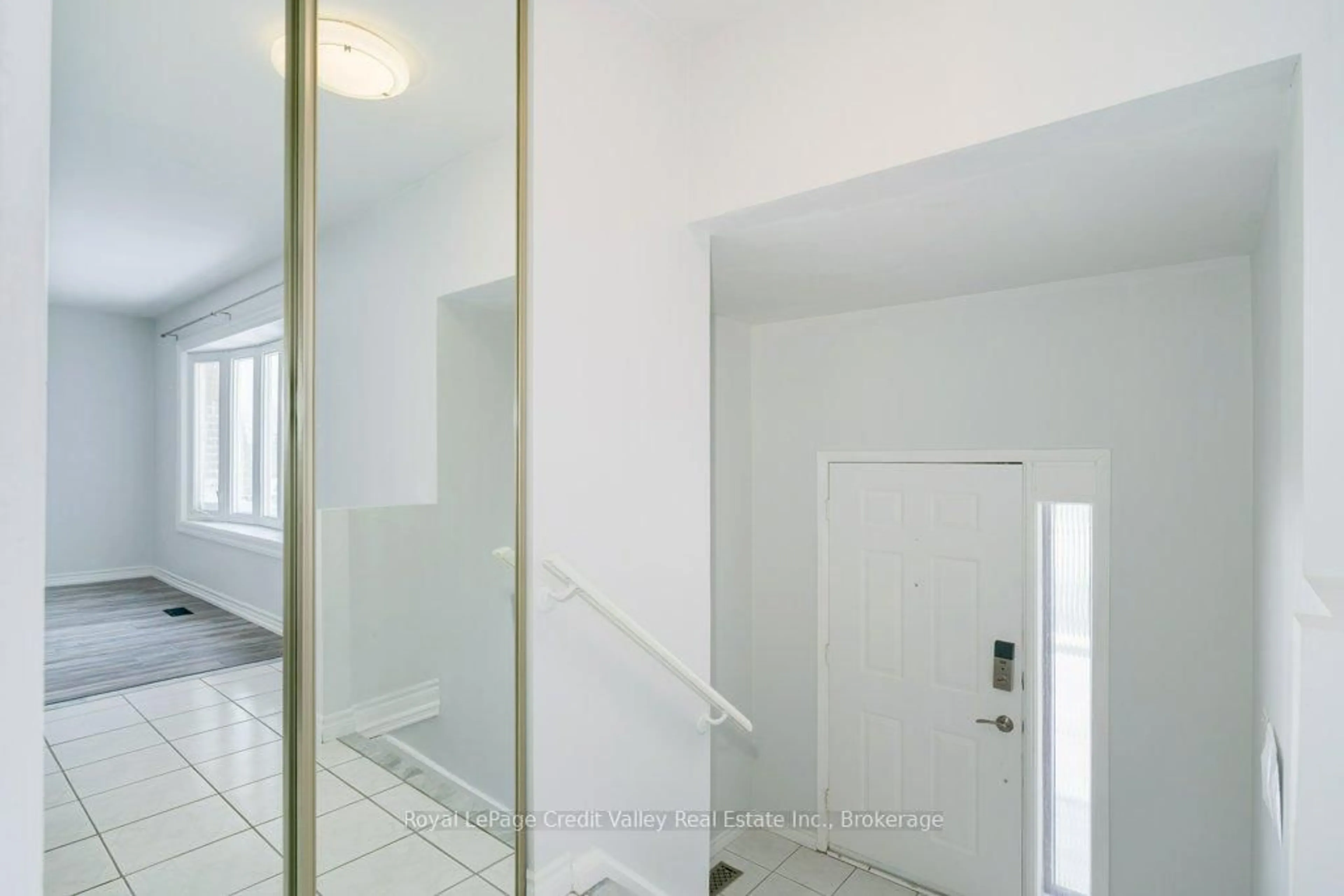 Indoor foyer for 376 Hansen Rd, Brampton Ontario L6V 3P7