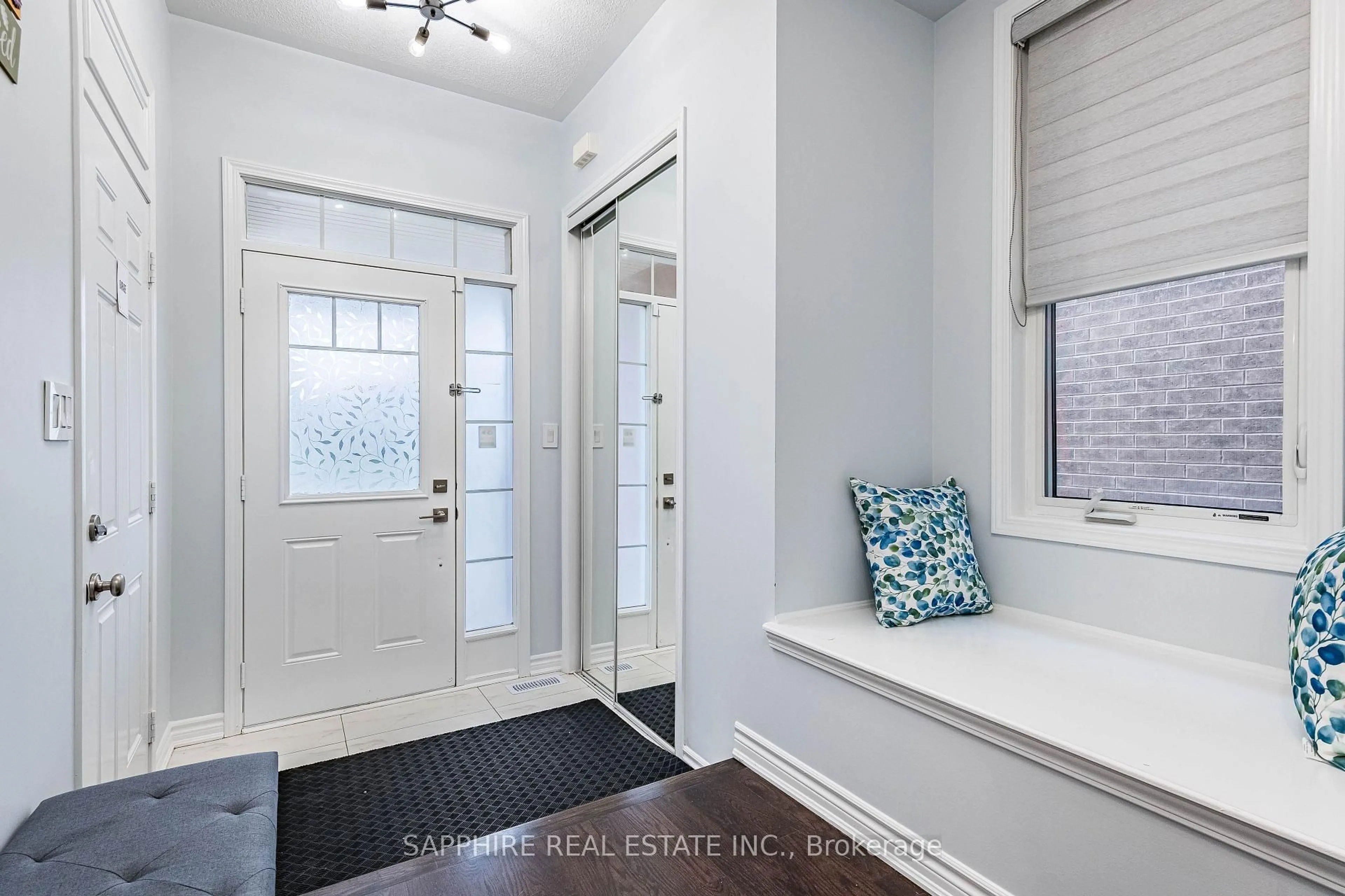 Indoor entryway for 325 Trudeau Dr, Milton Ontario L9T 8Y7