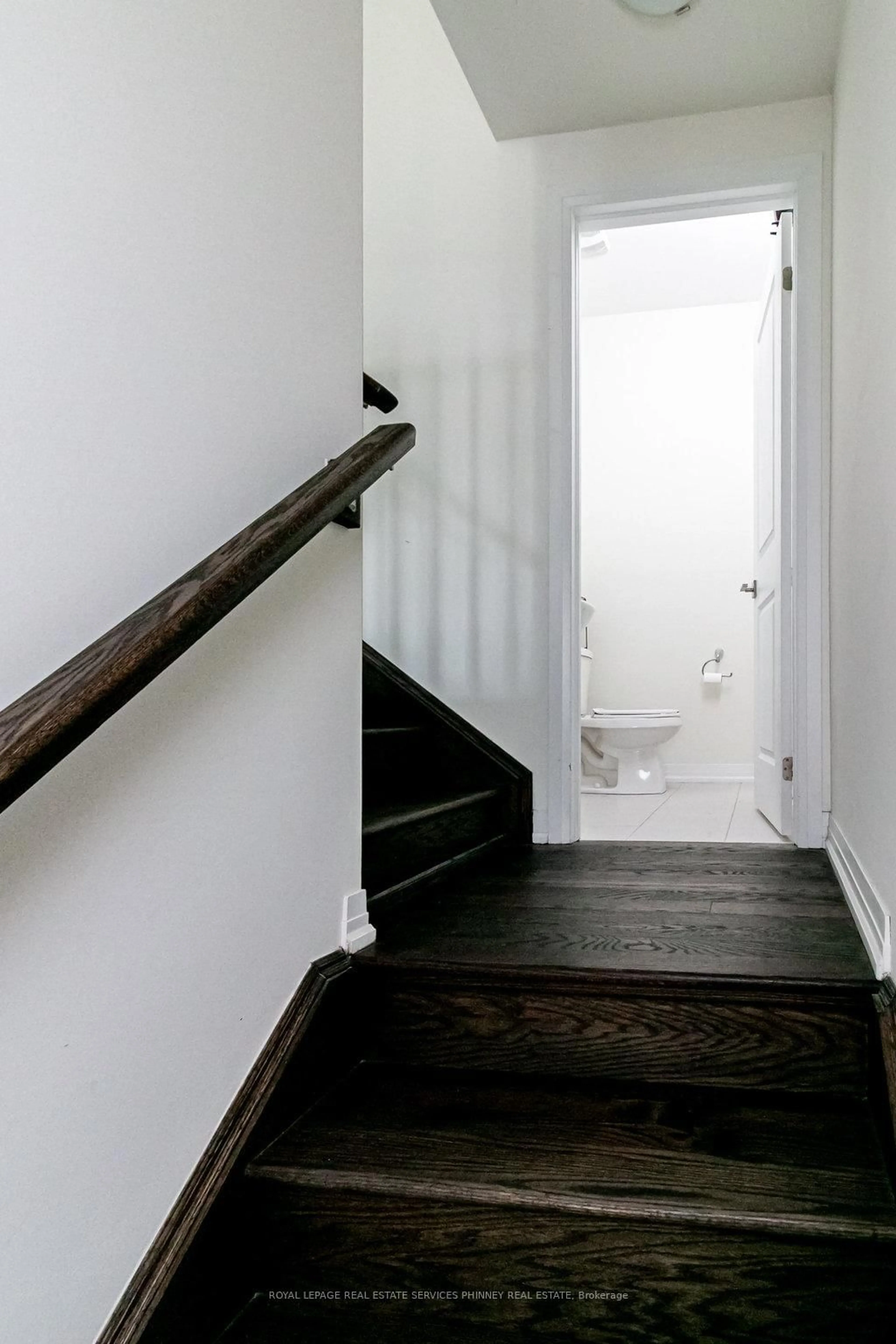 Stairs for 124 Stork St, Oakville Ontario L6H 0X8