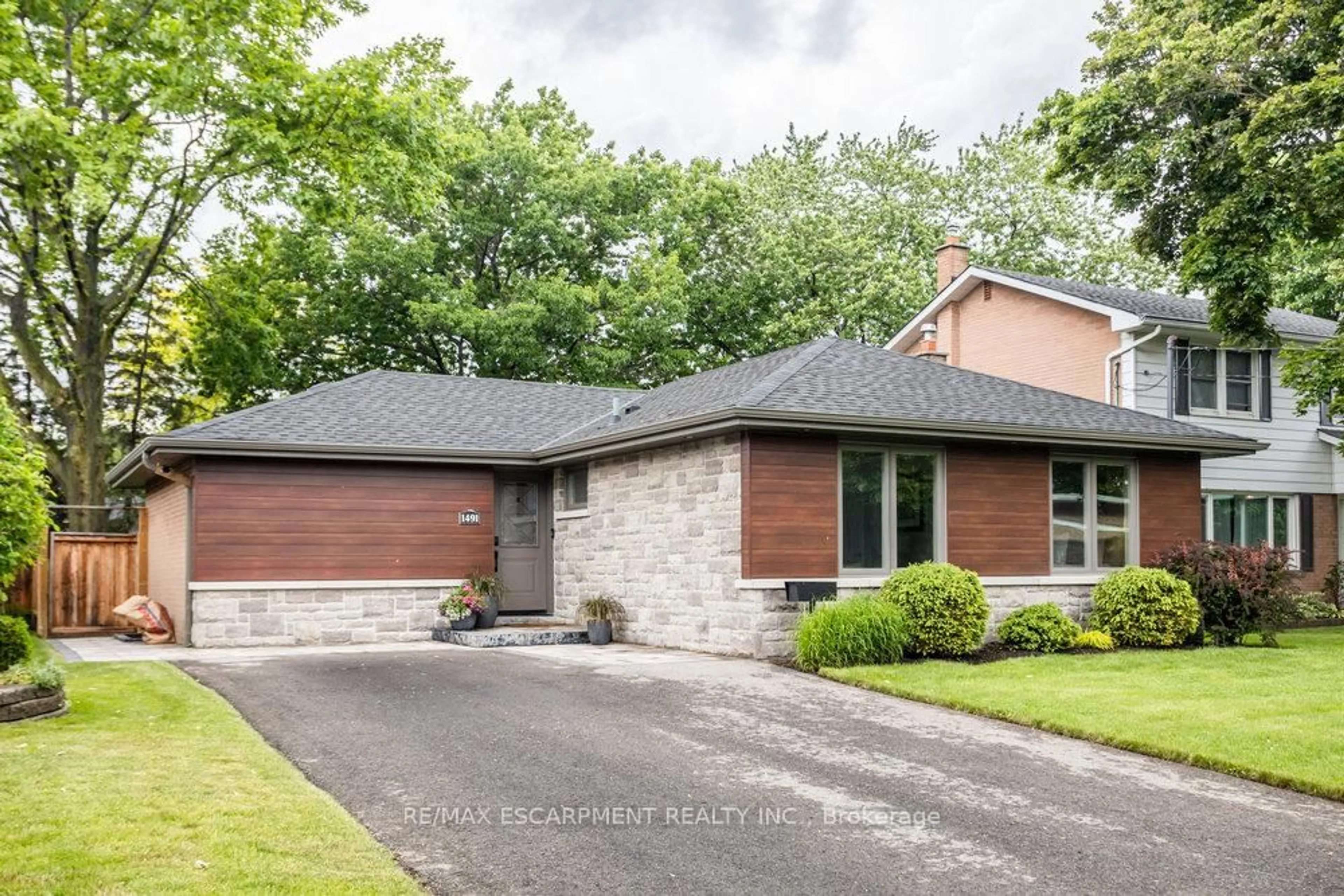 Home with brick exterior material, street for 1491 Venta Ave, Mississauga Ontario L4X 1C9