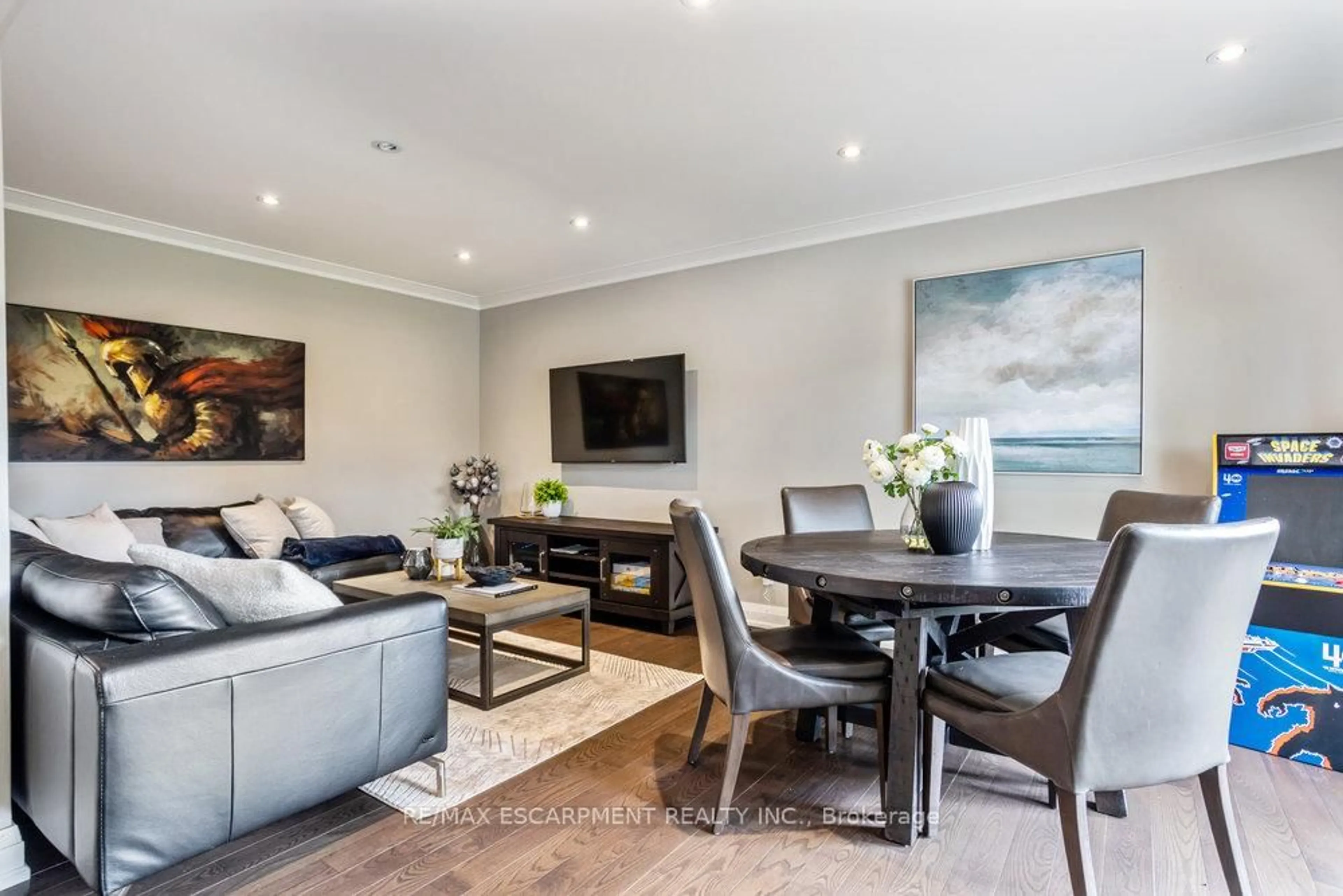 Living room with furniture, wood/laminate floor for 1491 Venta Ave, Mississauga Ontario L4X 1C9