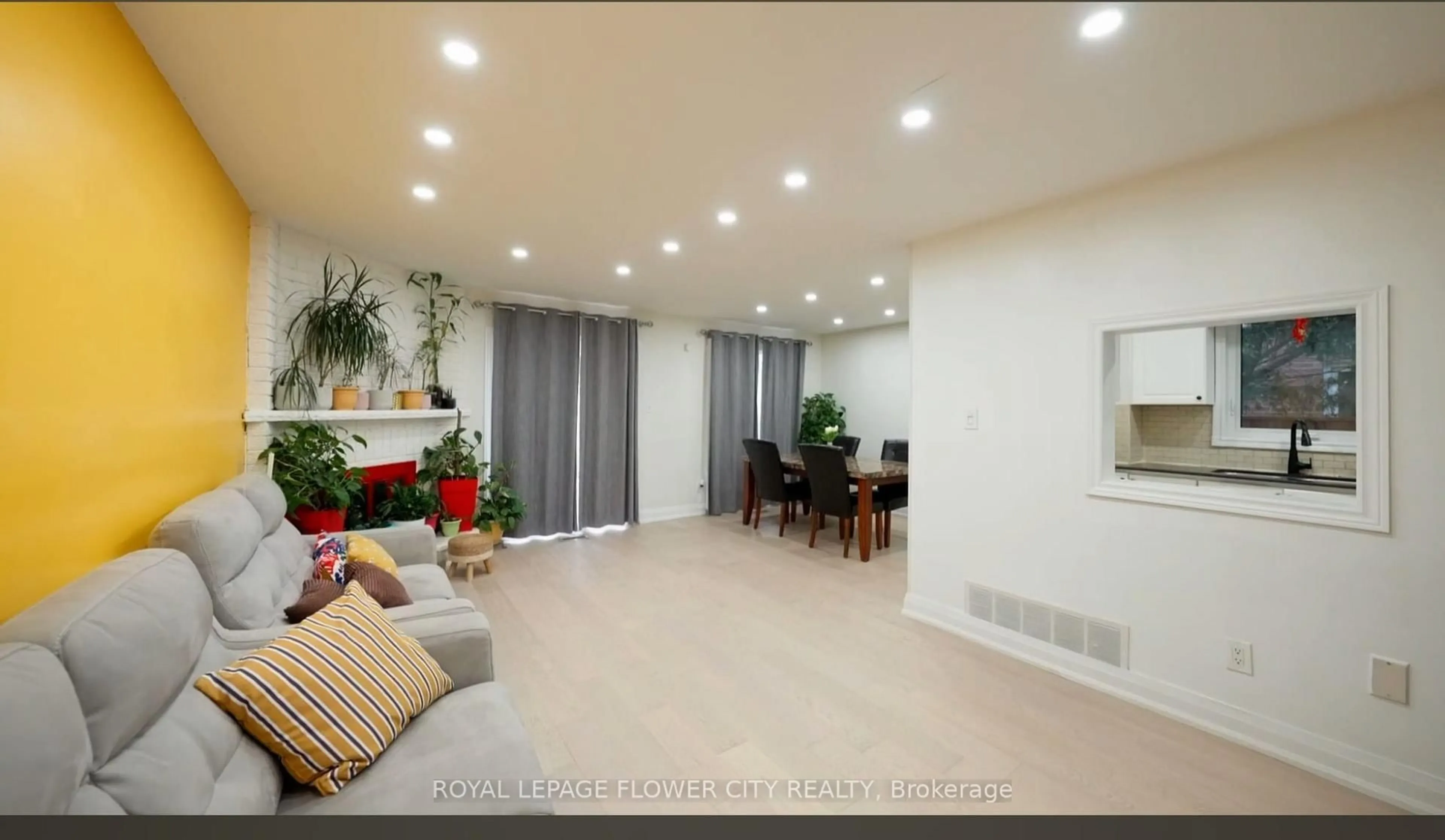 Living room with furniture, unknown for 32 Payton Crt, Brampton Ontario L6W 3Y9