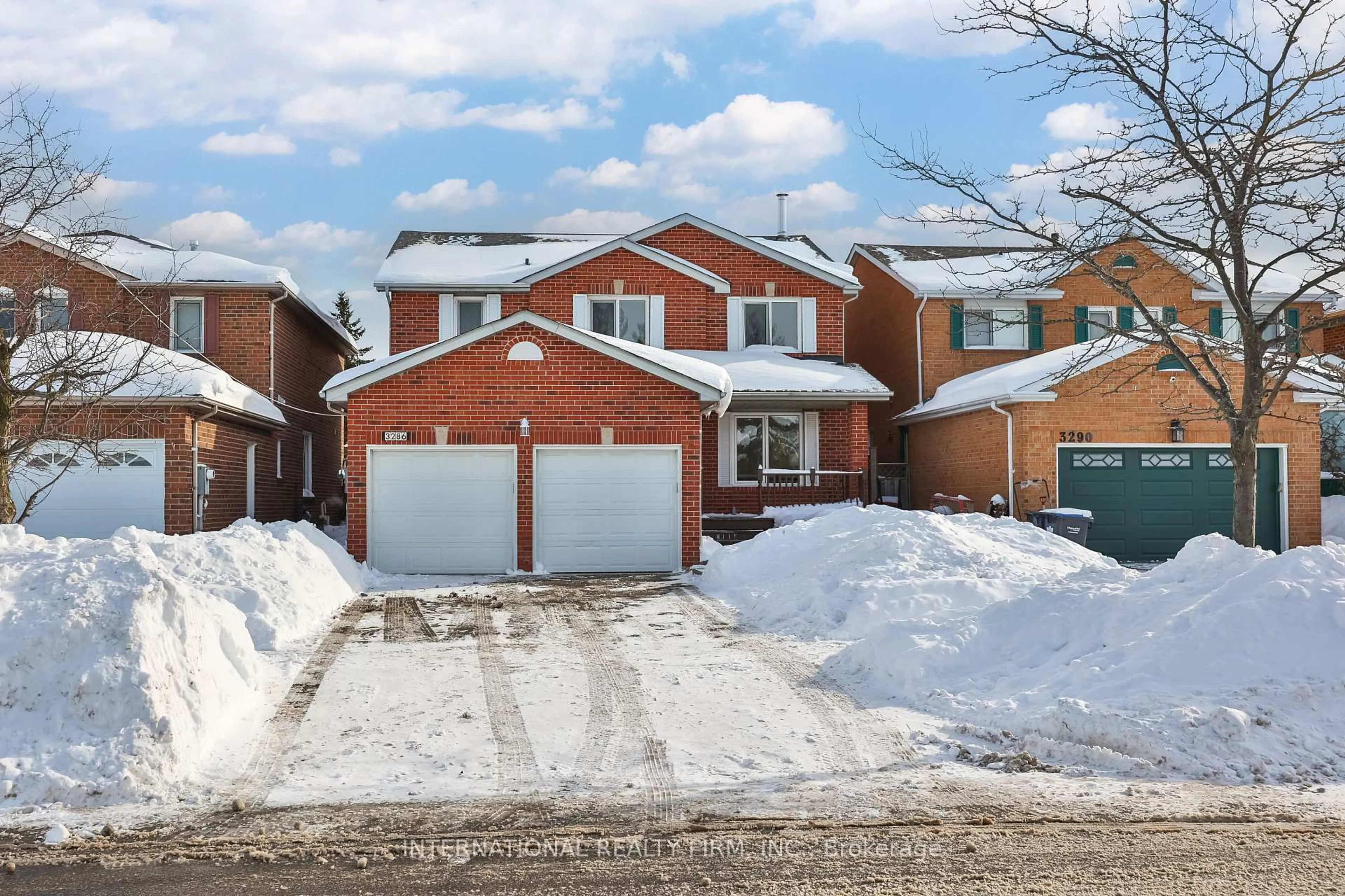 Home with brick exterior material, street for 3286 Thorncrest Dr, Mississauga Ontario L5L 4K6