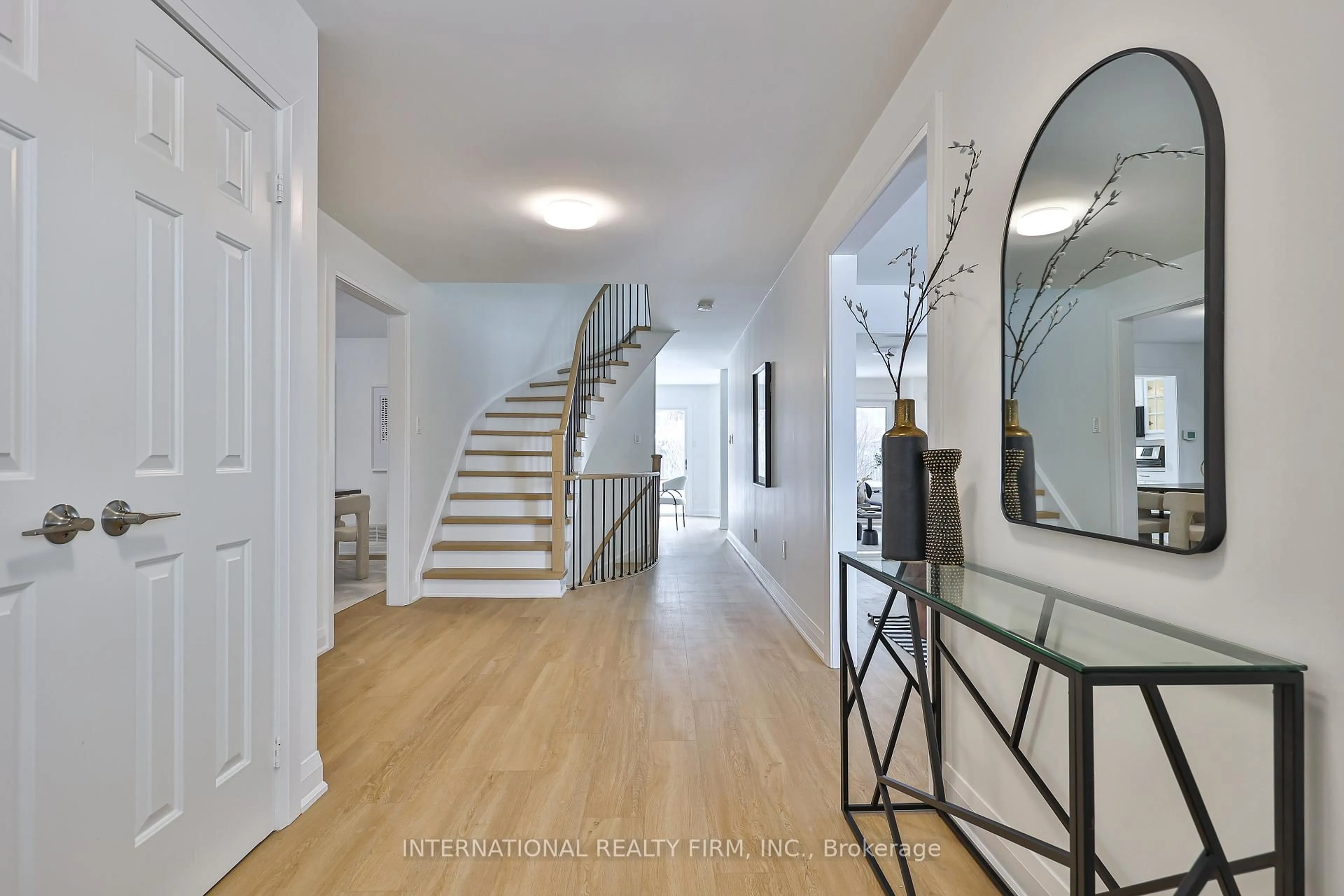 Indoor entryway for 3286 Thorncrest Dr, Mississauga Ontario L5L 4K6