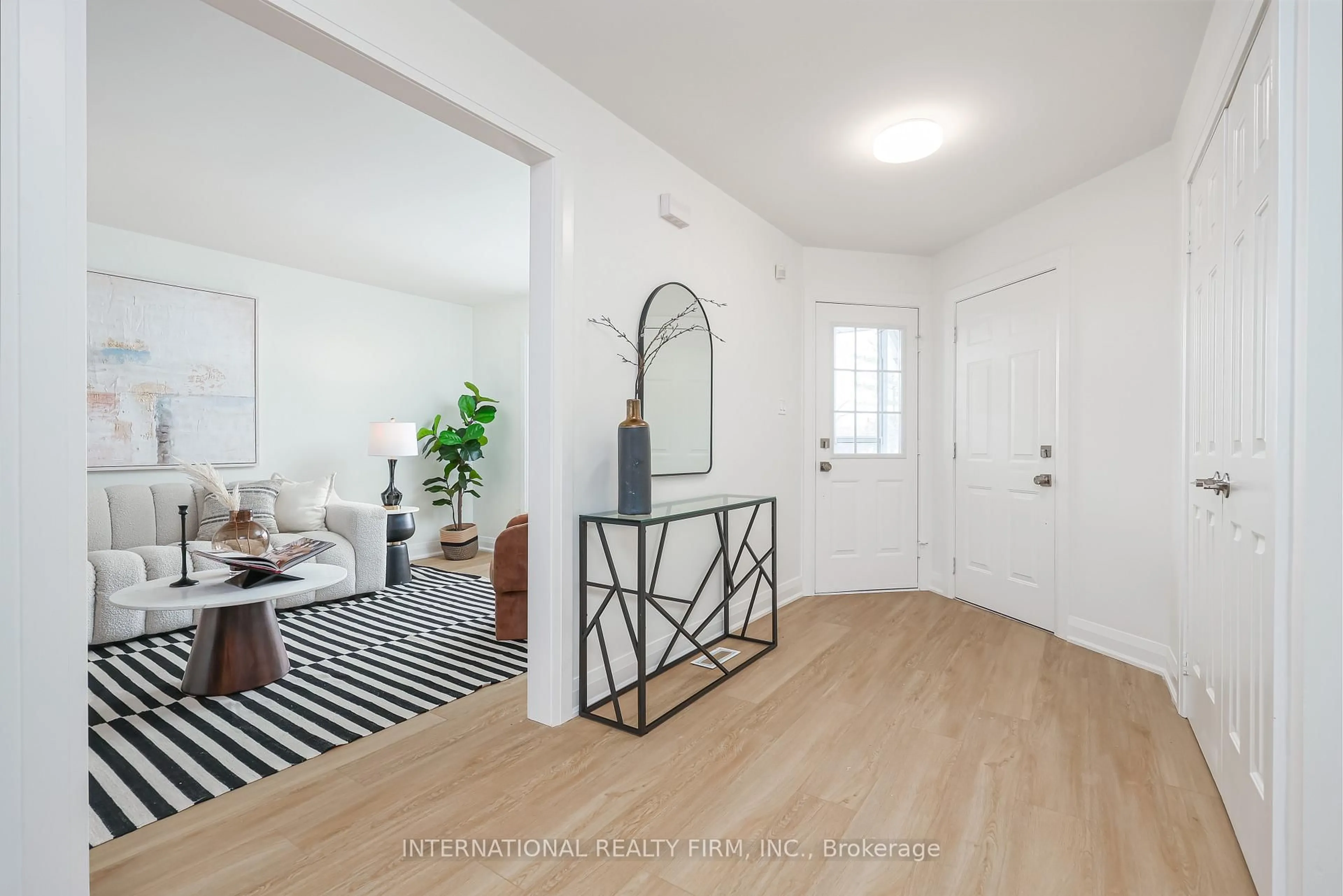 Indoor entryway for 3286 Thorncrest Dr, Mississauga Ontario L5L 4K6