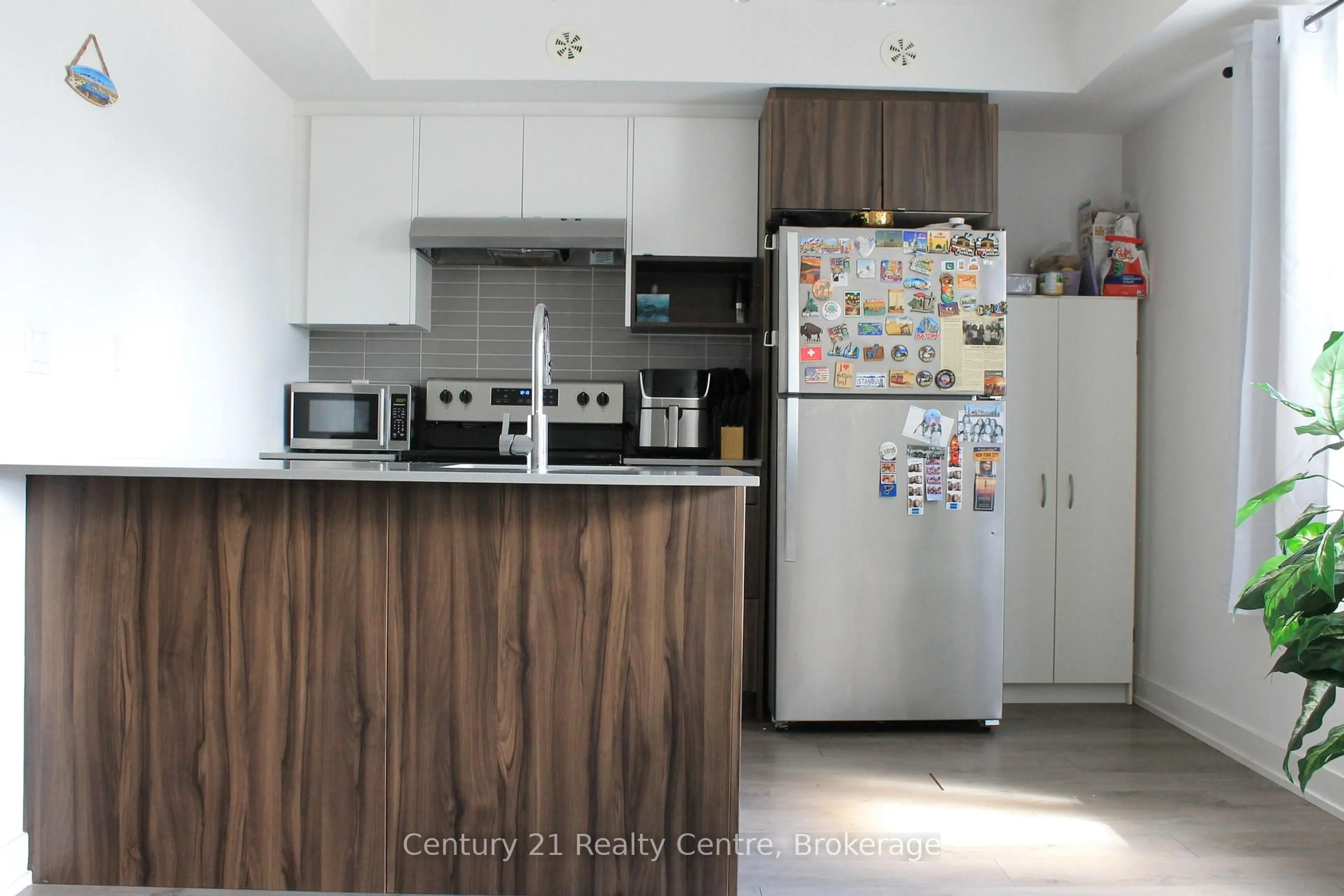 Standard kitchen, unknown for 1127 Cooke Blvd #507, Burlington Ontario L5M 7C5