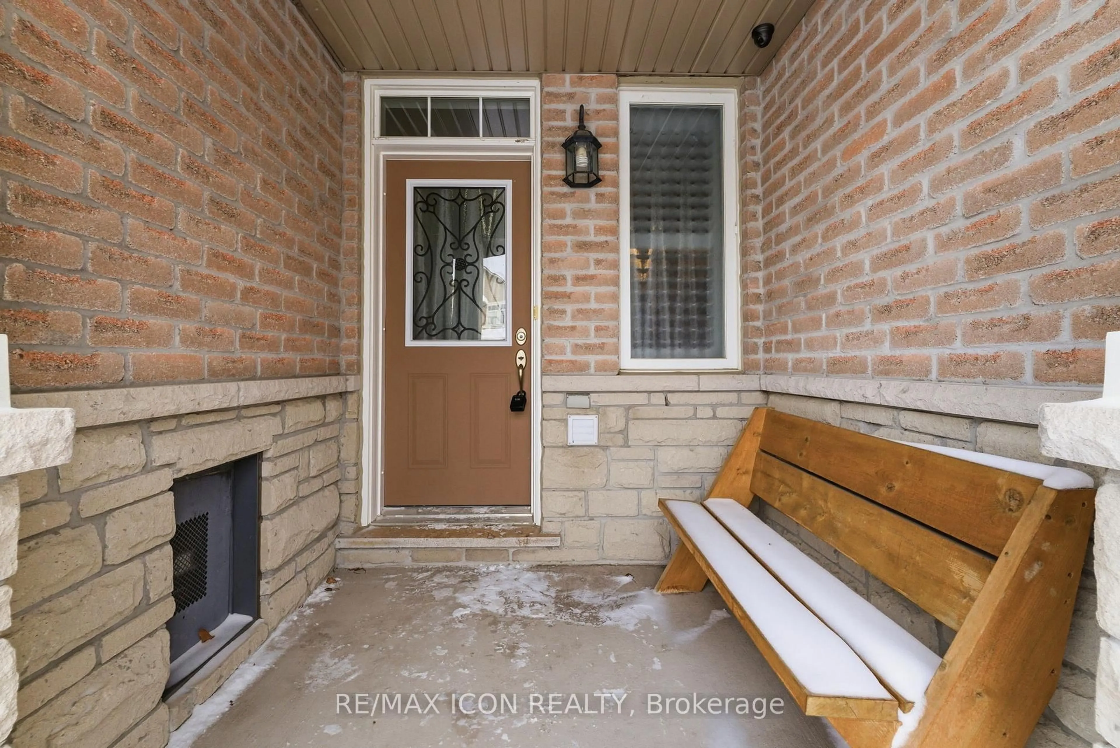 Indoor entryway for 35 Losino St, Caledon Ontario L7C 3N2