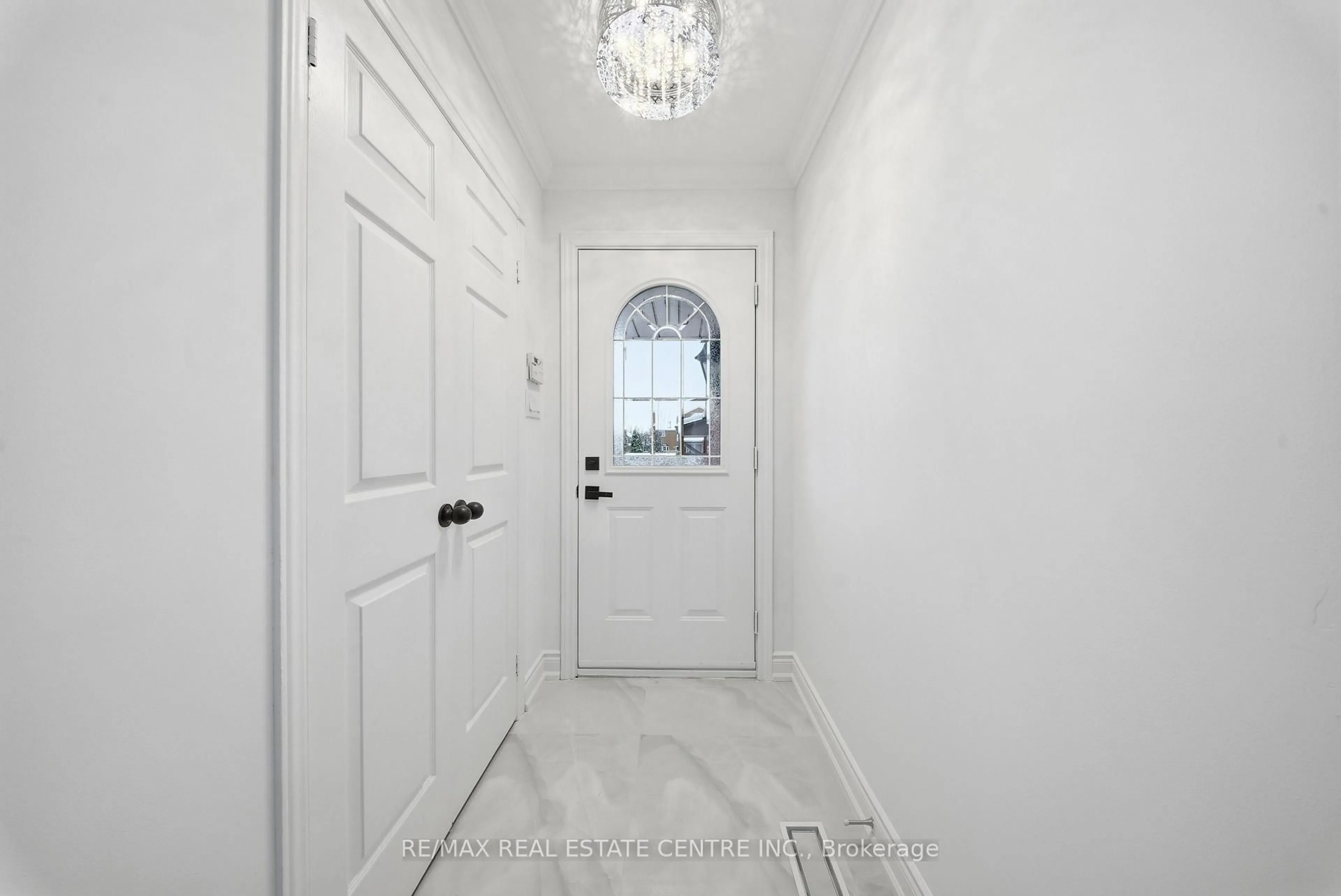 Indoor entryway for 3316 Lady Slipper Crt, Mississauga Ontario L5N 6A9
