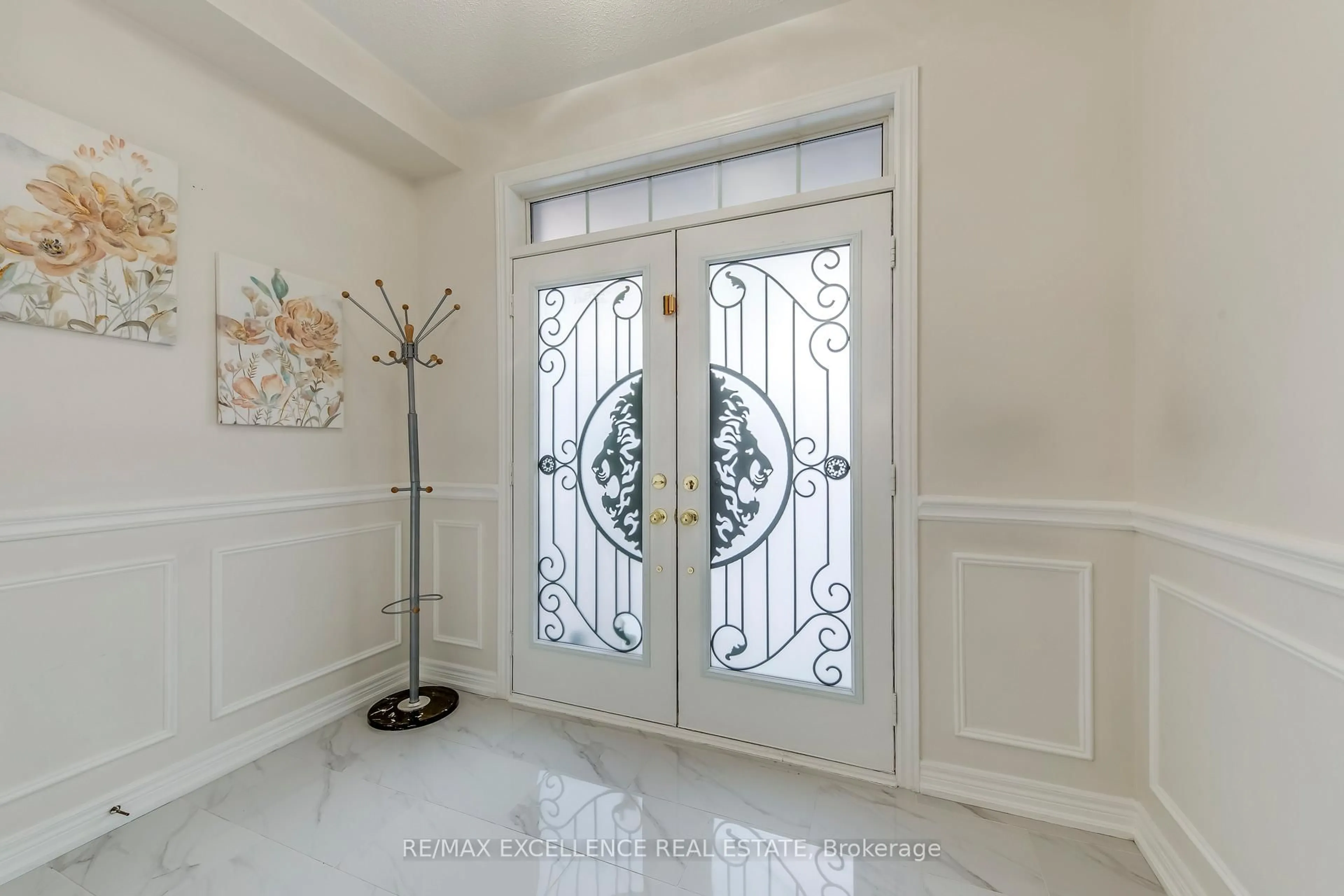 Indoor entryway for 9 Natronia Tr, Brampton Ontario L6P 3N1