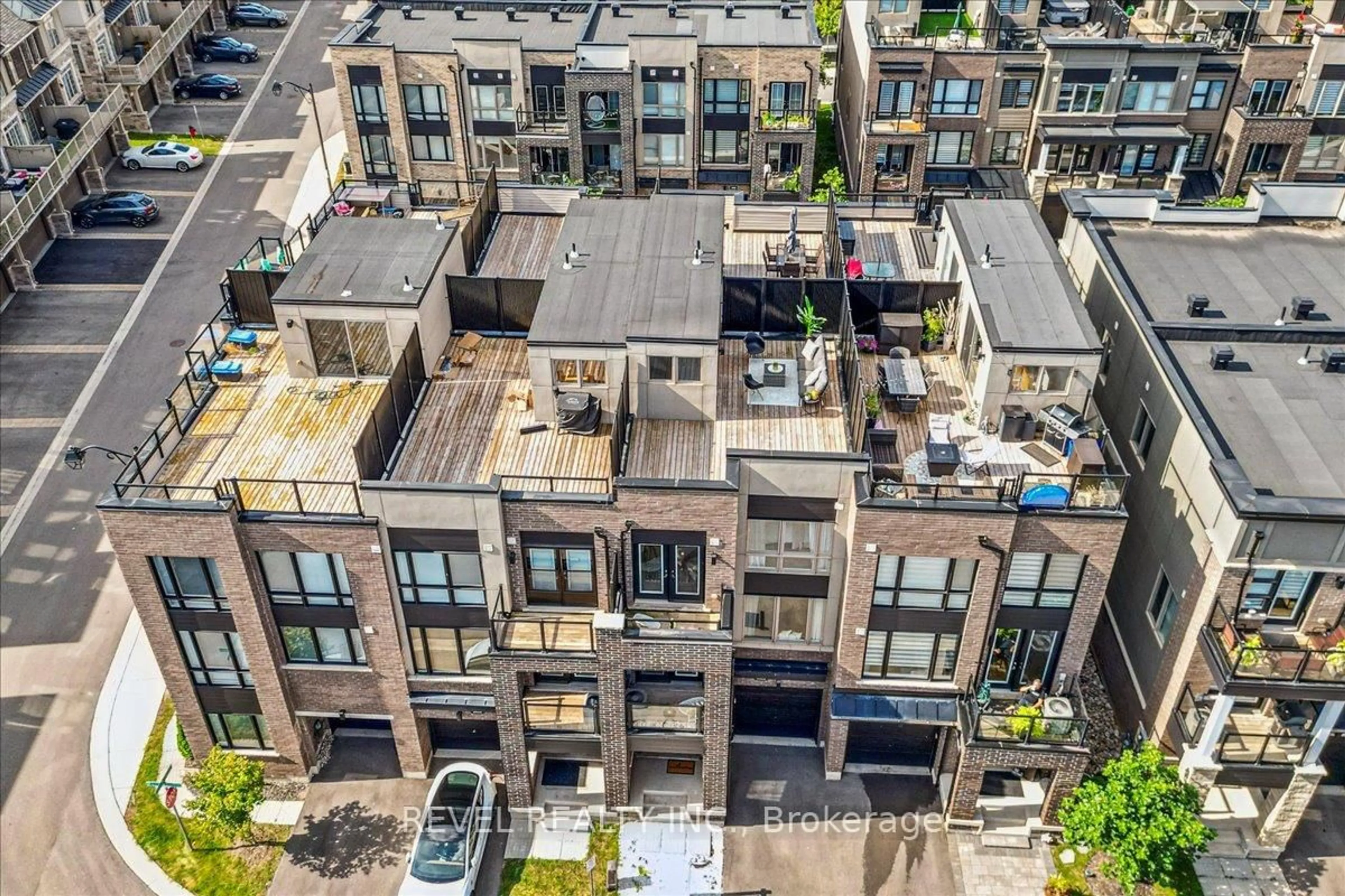 A pic from outside/outdoor area/front of a property/back of a property/a pic from drone, city buildings view from balcony for 3038 Blacktusk Common, Oakville Ontario L6H 7E3