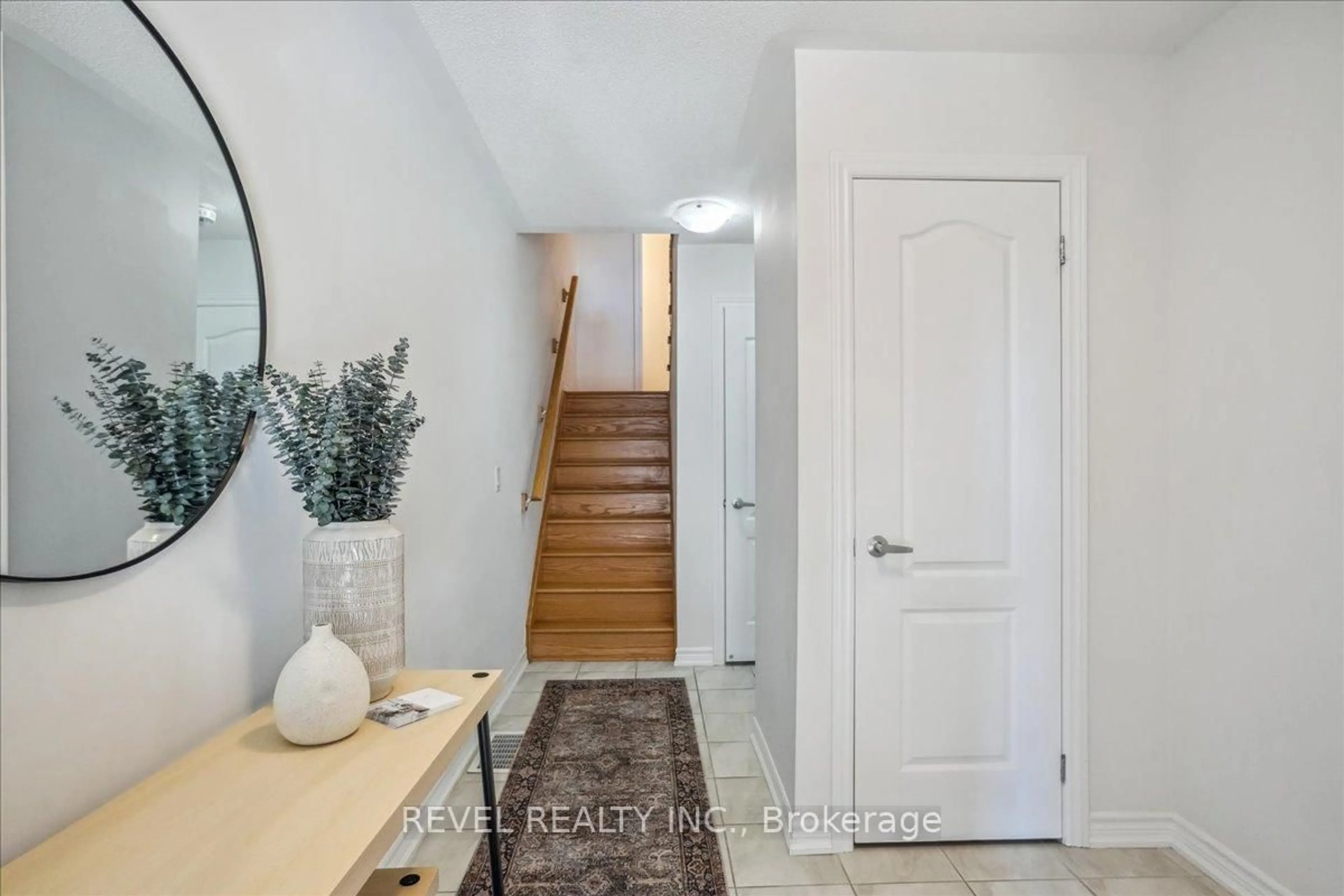 Indoor entryway for 3038 Blacktusk Common, Oakville Ontario L6H 7E3