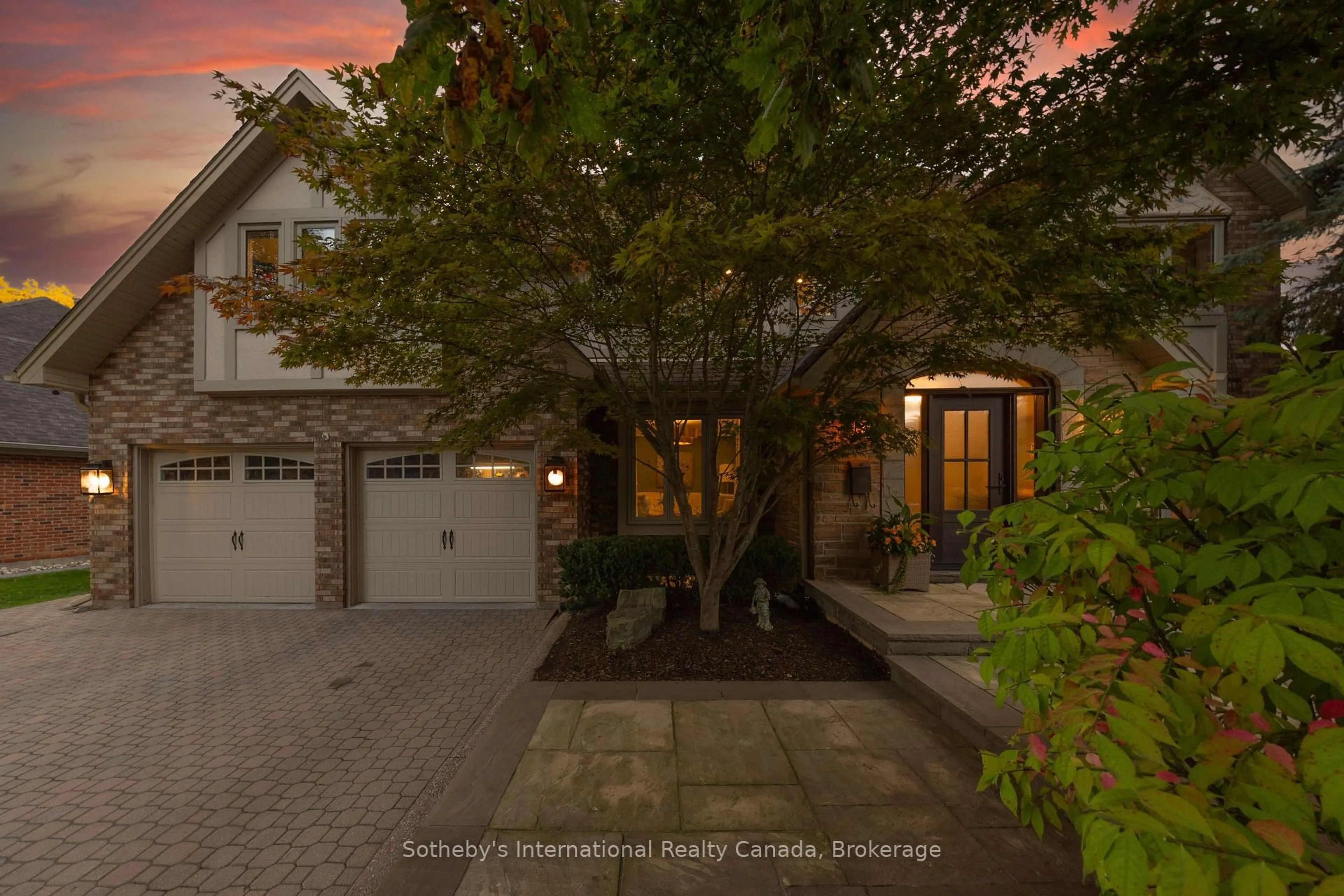 Indoor entryway for 2464 Deer Run Ave, Oakville Ontario L6J 6K9
