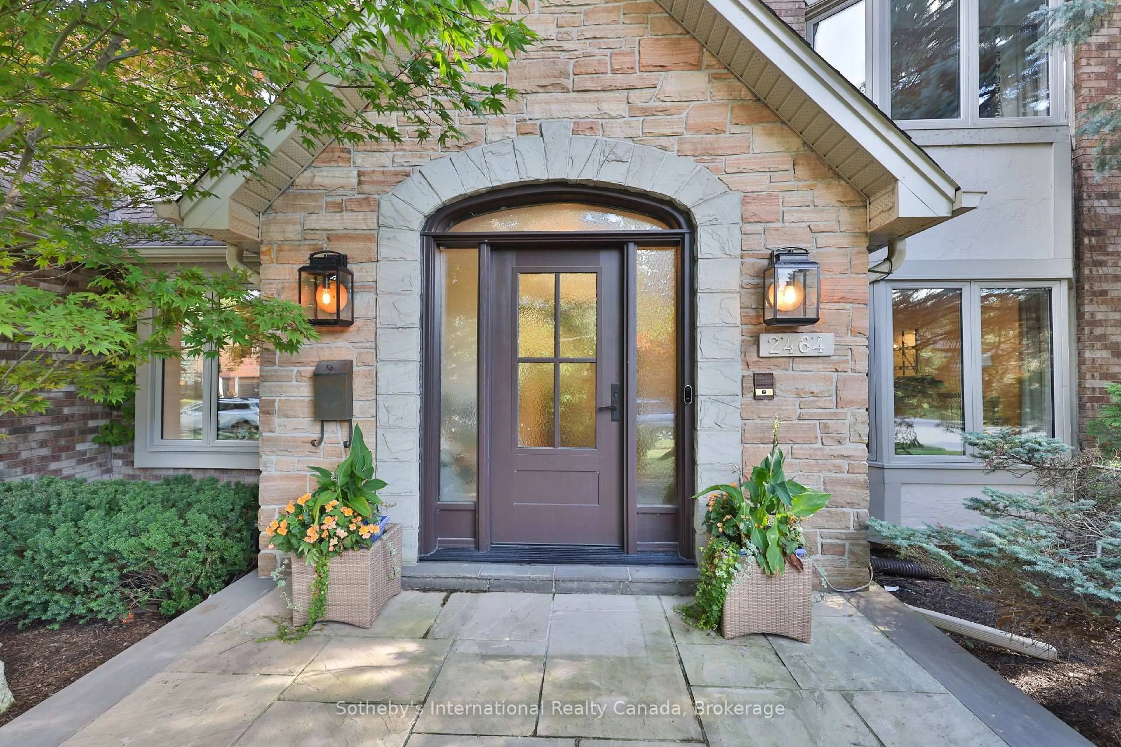 Indoor entryway for 2464 Deer Run Ave, Oakville Ontario L6J 6K9