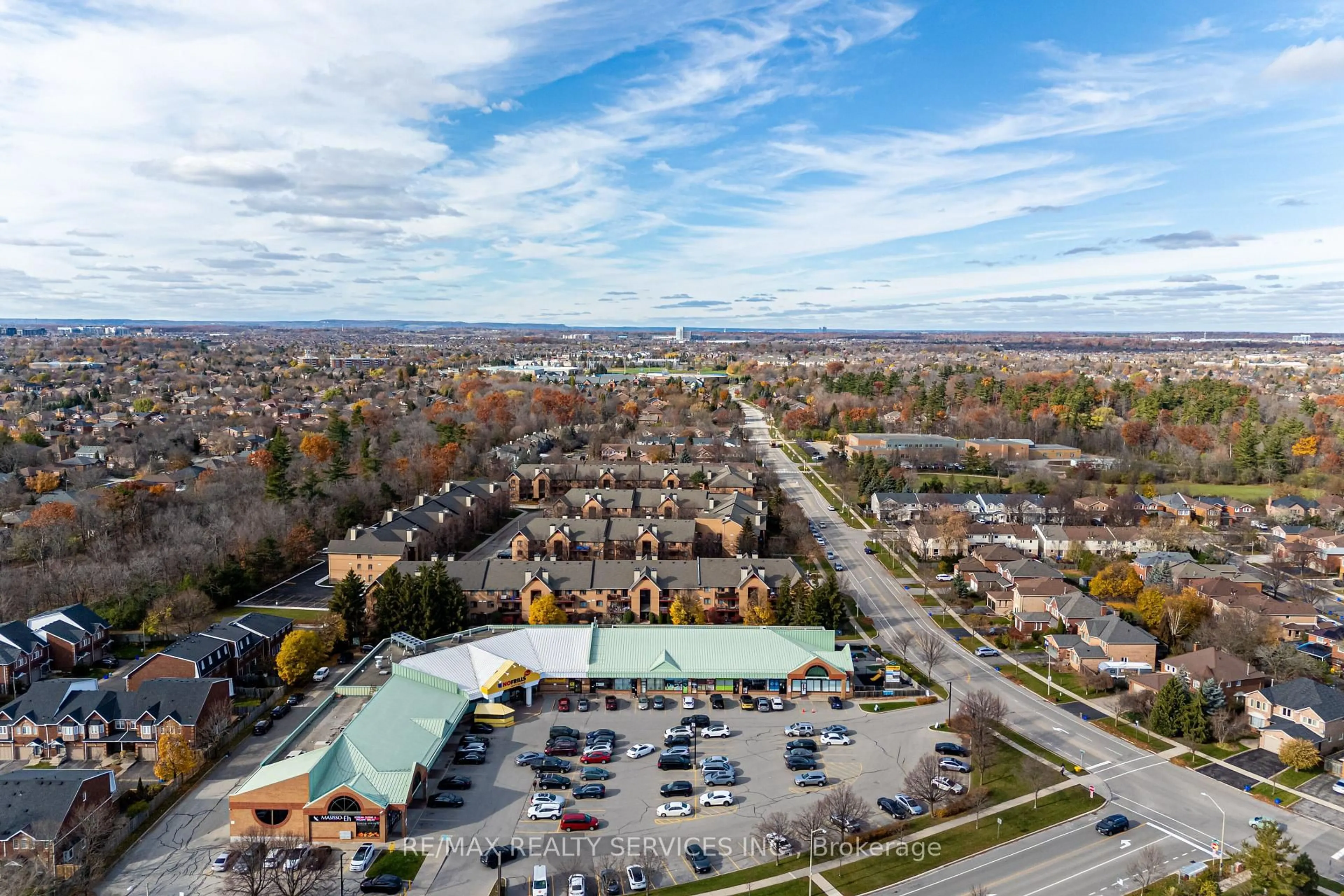A pic from outside/outdoor area/front of a property/back of a property/a pic from drone, mountain view for 1478 Pilgrims Way #1713, Oakville Ontario L6M 3G7