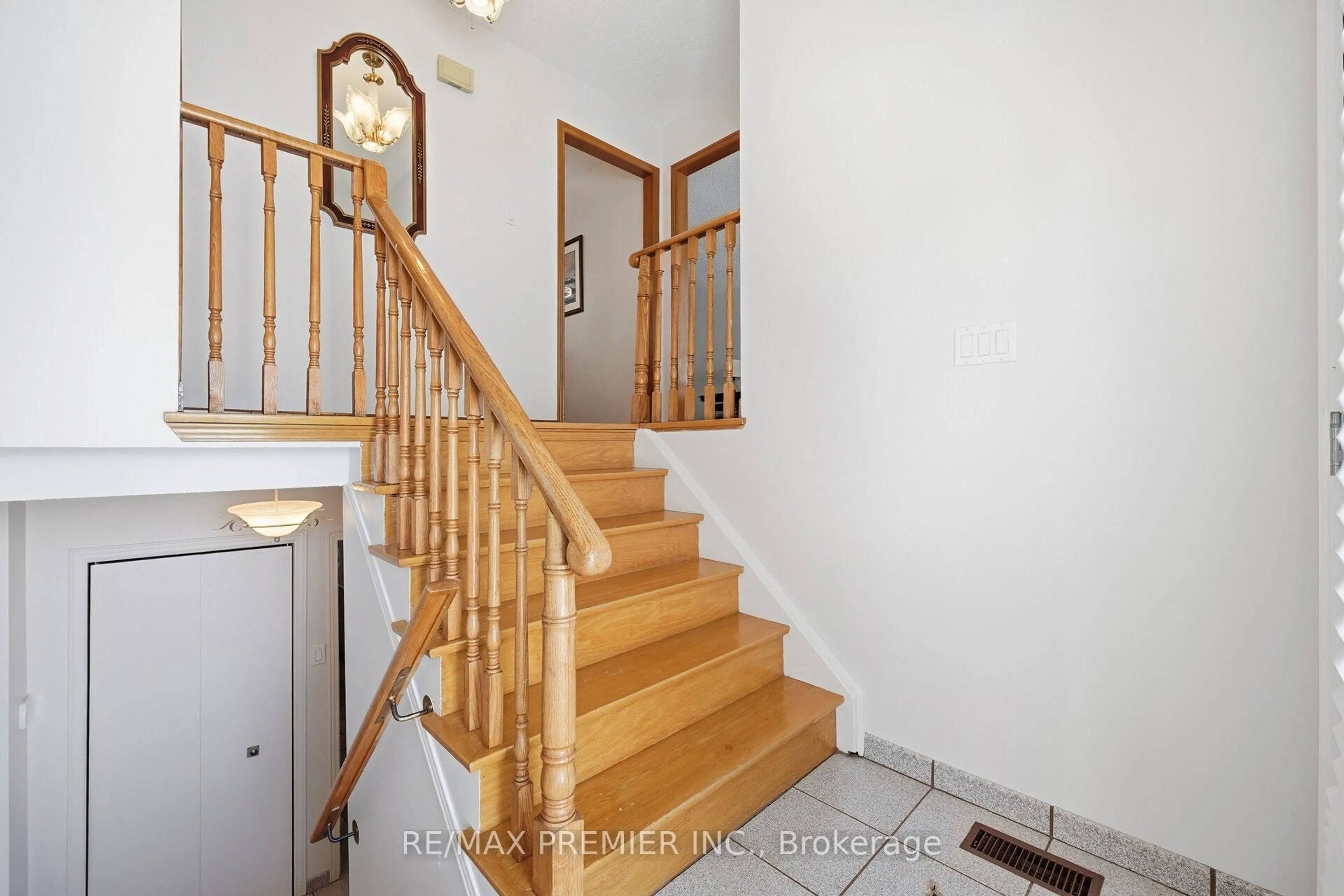 Unknown for 17 Kittiwake Ave, Toronto Ontario M9V 4P5