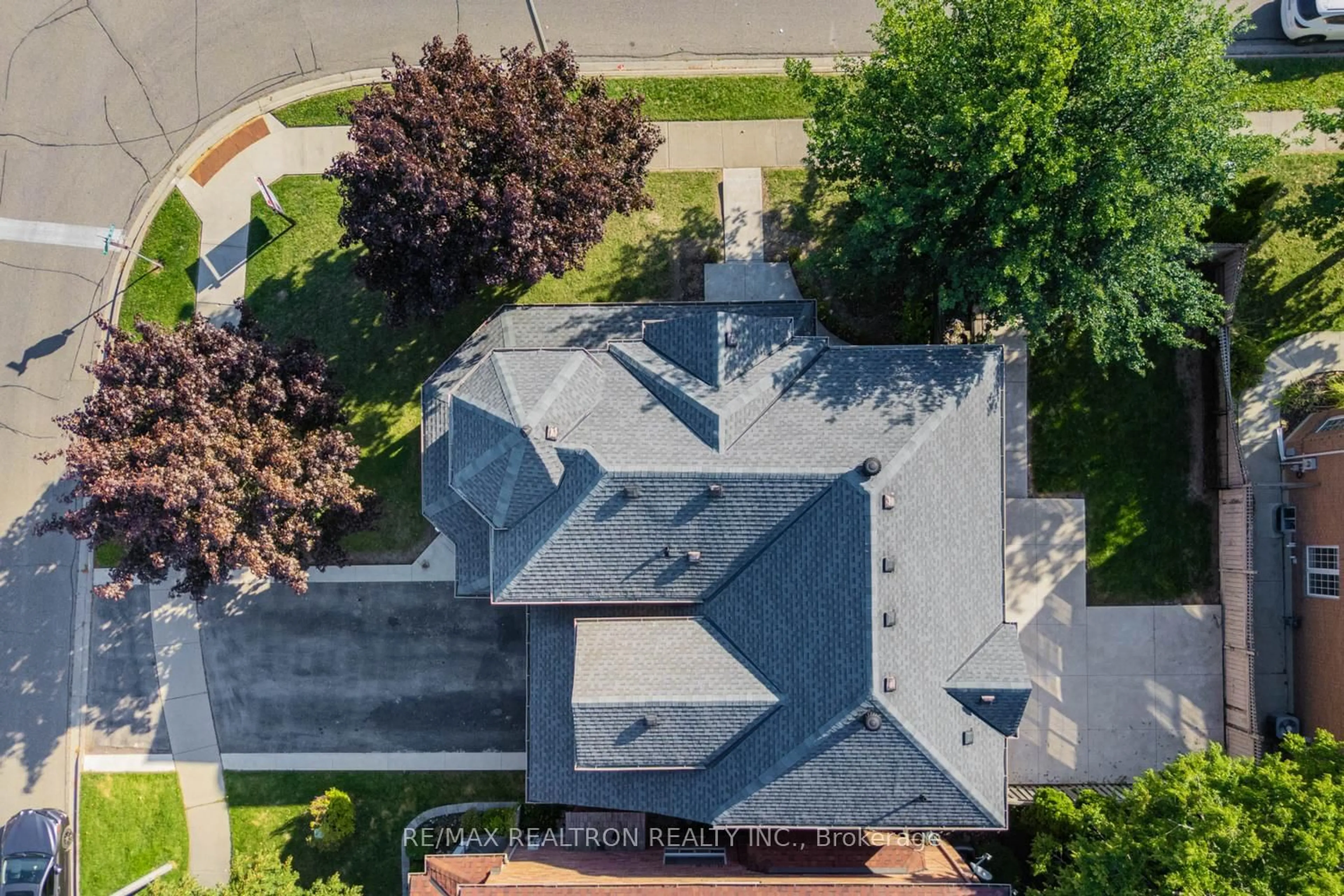 A pic from outside/outdoor area/front of a property/back of a property/a pic from drone, street for 52 Brock Dr, Brampton Ontario L6P 1A2