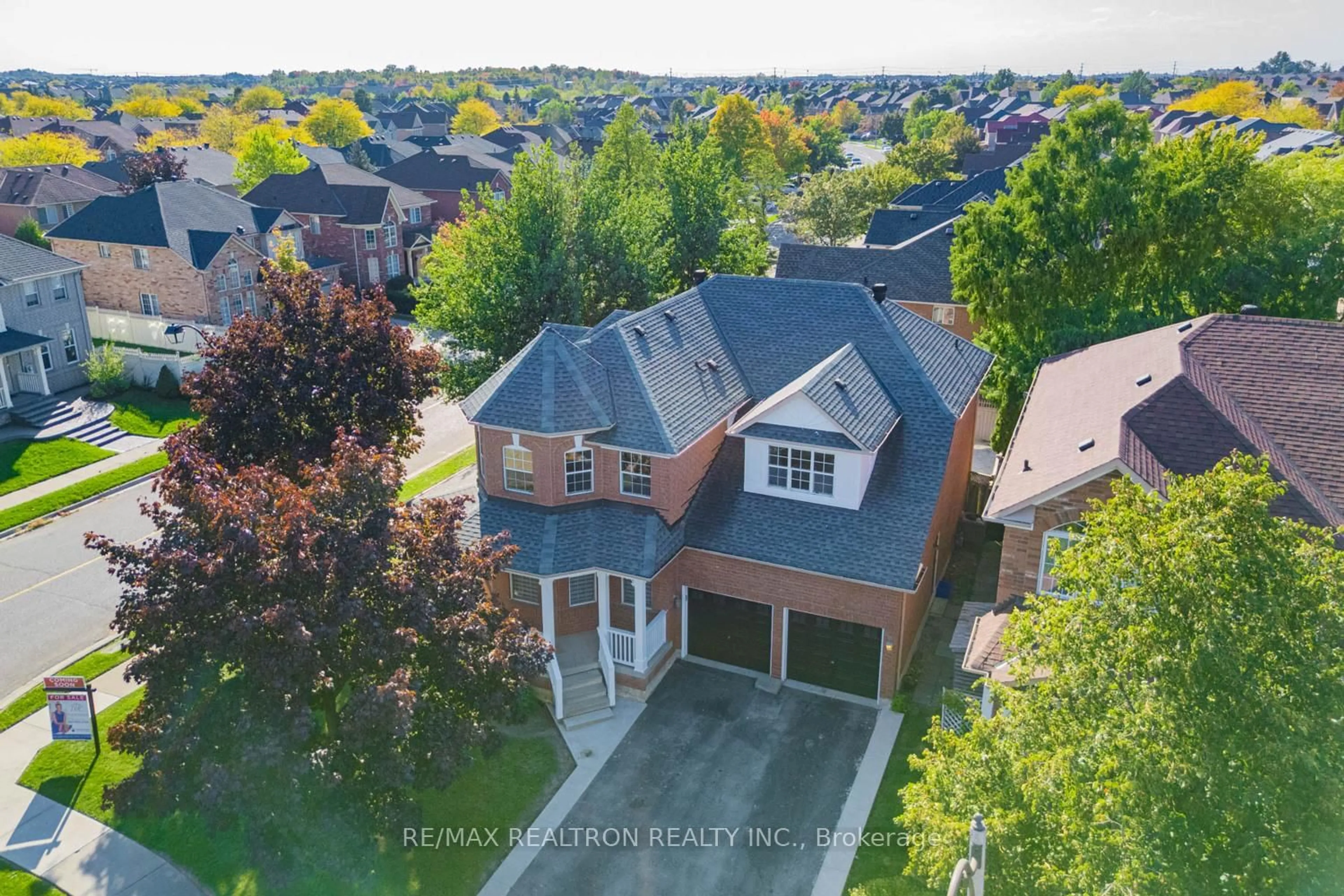 A pic from outside/outdoor area/front of a property/back of a property/a pic from drone, street for 52 Brock Dr, Brampton Ontario L6P 1A2