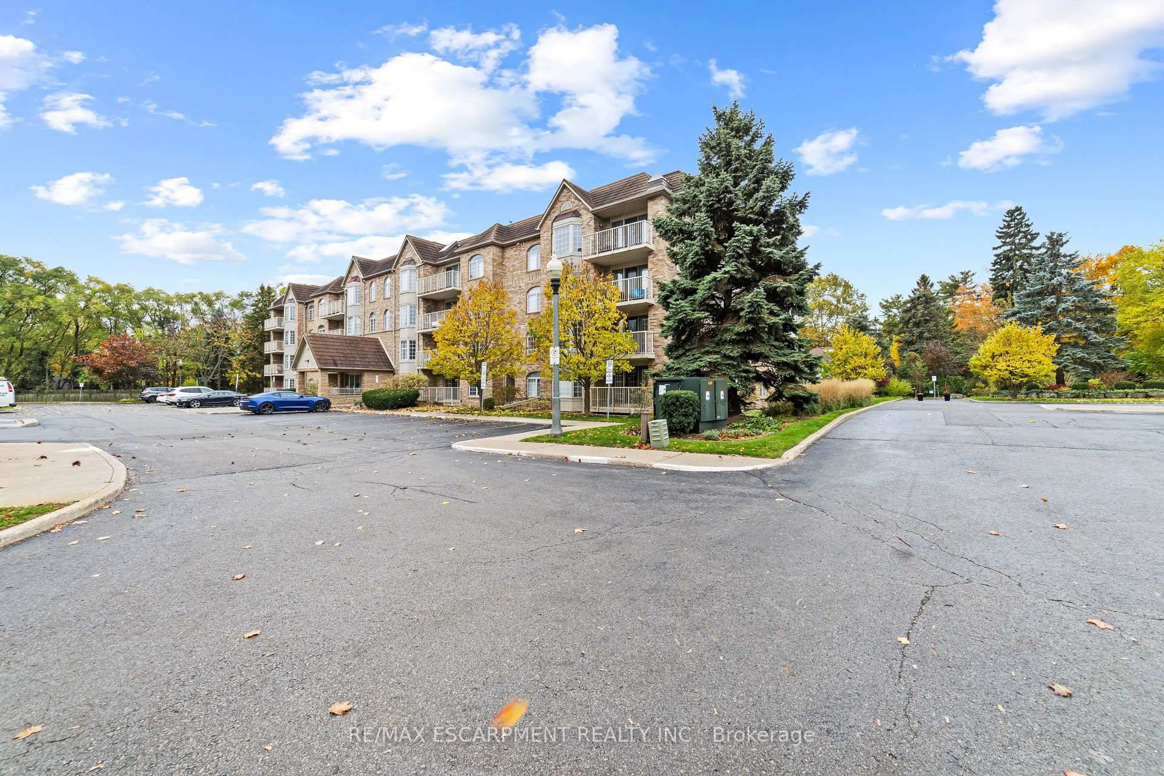 A pic from outside/outdoor area/front of a property/back of a property/a pic from drone, mountain view for 216 Plains Rd #B403, Burlington Ontario L7T 4K8