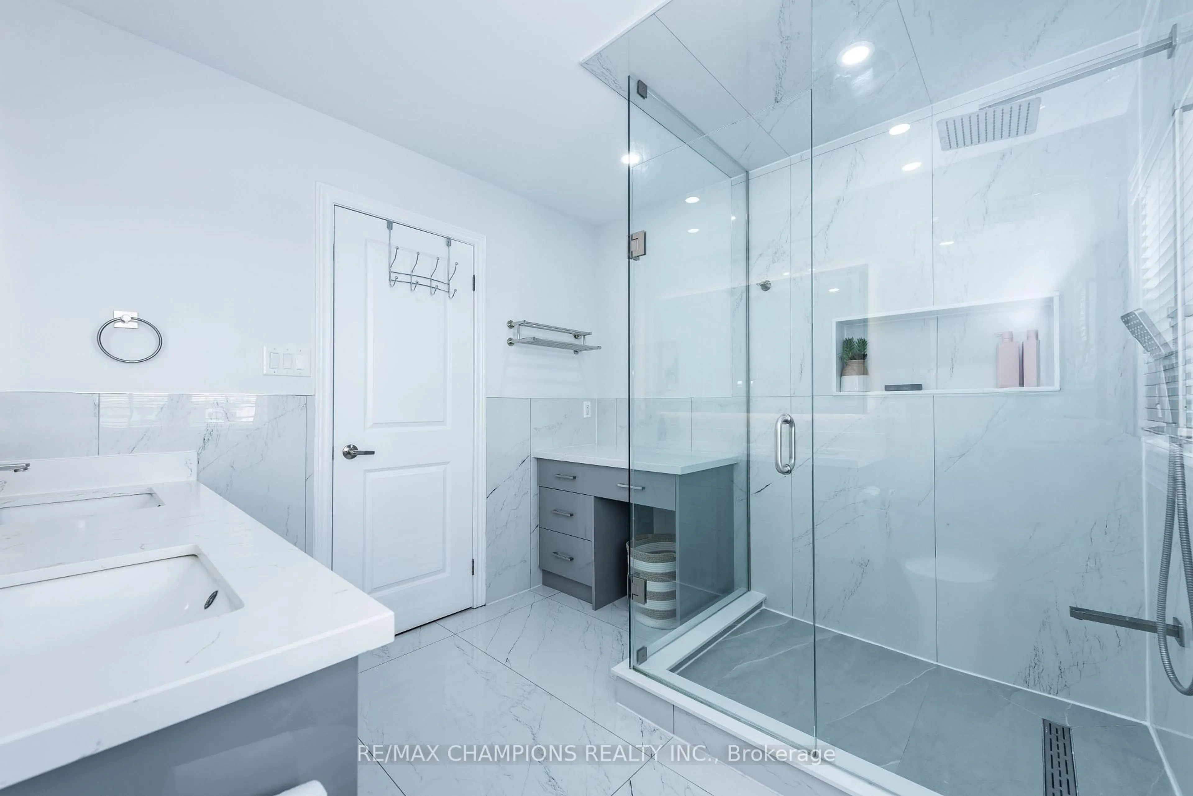Contemporary bathroom, ceramic/tile floor for 14 Naperton Dr, Brampton Ontario L6R 0Z5