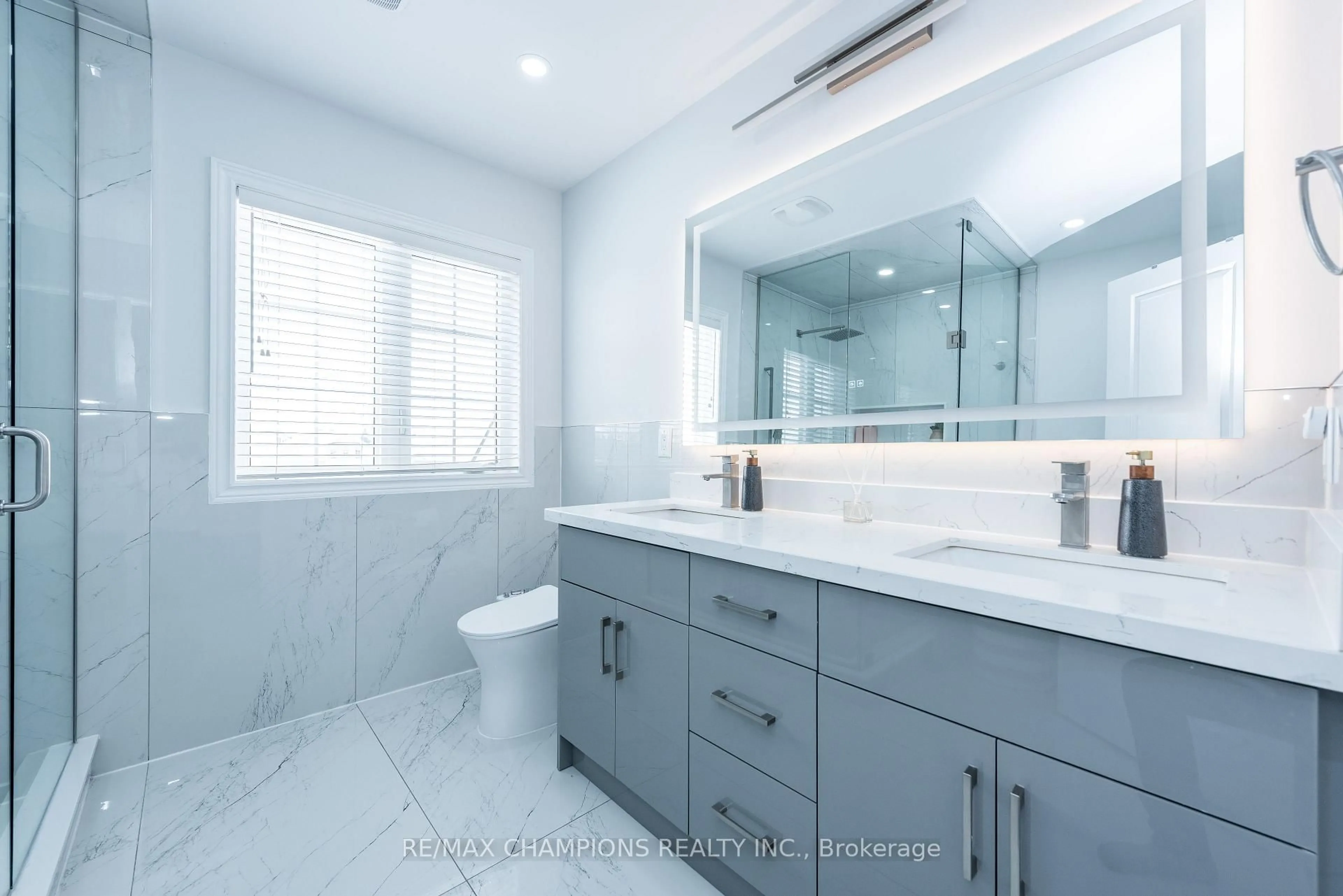 Contemporary bathroom, ceramic/tile floor for 14 Naperton Dr, Brampton Ontario L6R 0Z5