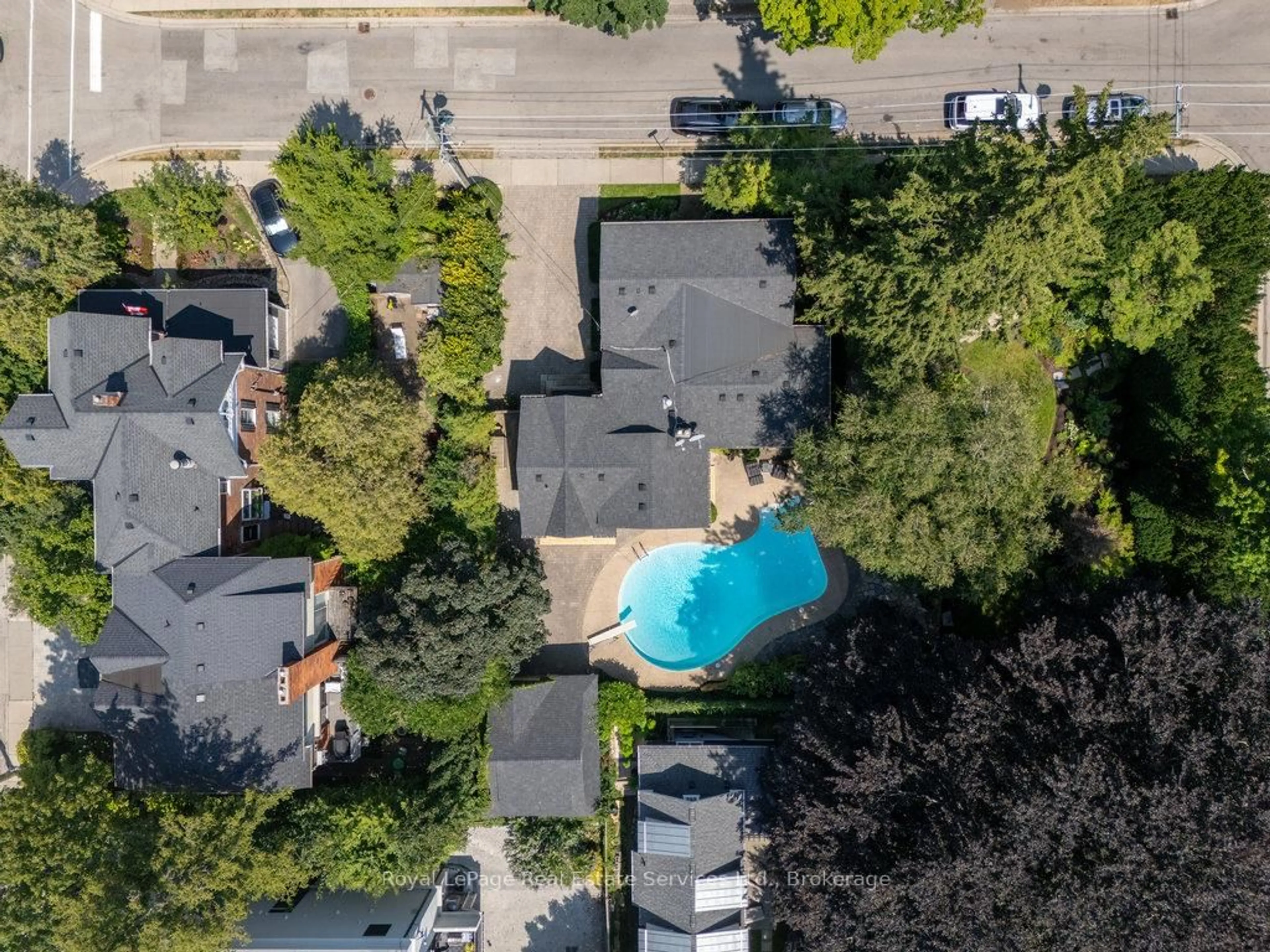 A pic from outside/outdoor area/front of a property/back of a property/a pic from drone, street for 68 Thomas St, Oakville Ontario L6J 3A4