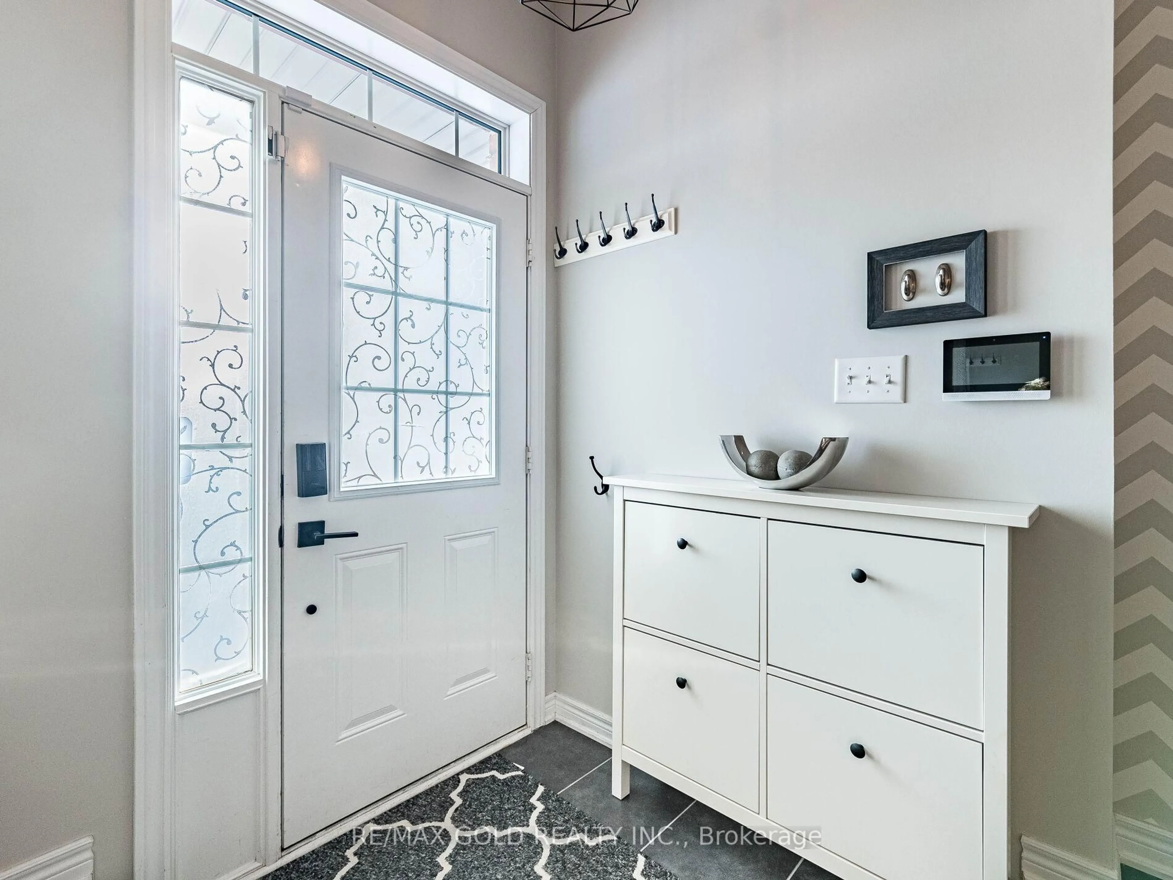 Indoor entryway for 34 Kempenfelt Tr, Brampton Ontario L7A 0Z6