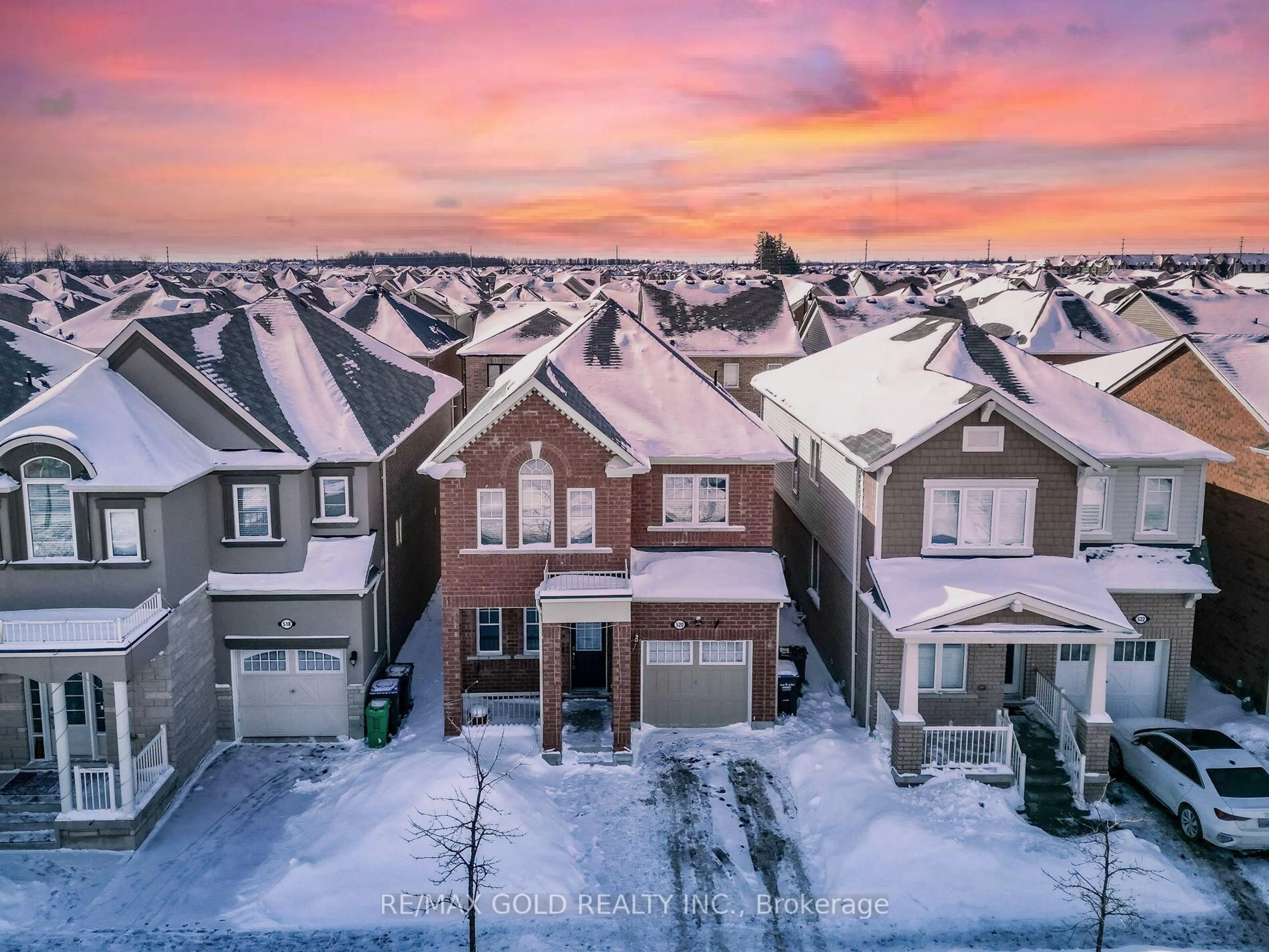 A pic from outside/outdoor area/front of a property/back of a property/a pic from drone, street for 520 Edenbrook Hill Dr, Brampton Ontario L7A 4T7