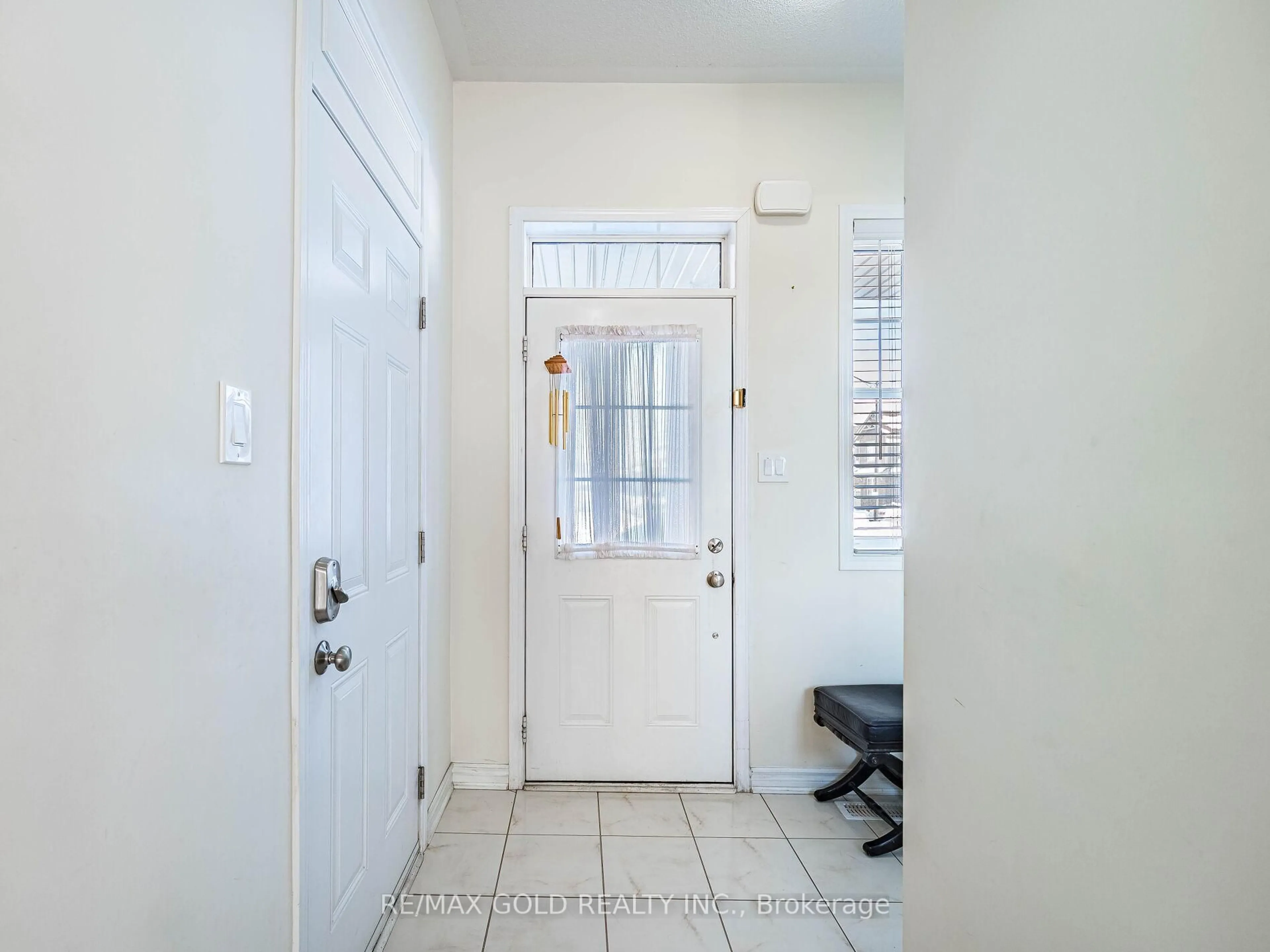 Indoor entryway for 520 Edenbrook Hill Dr, Brampton Ontario L7A 4T7
