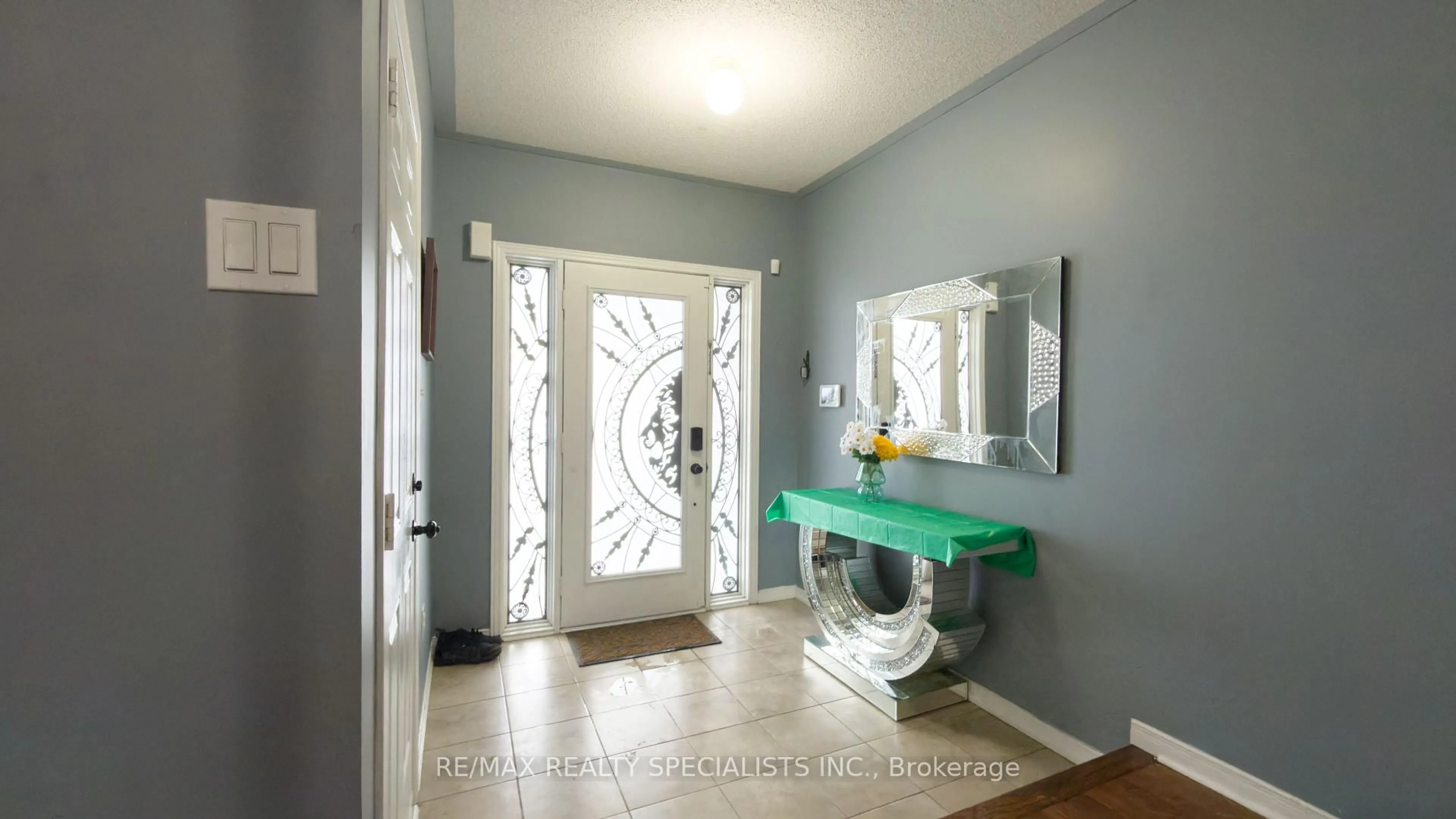 Indoor entryway for 13 Burnstown Circ, Brampton Ontario L6P 3M1