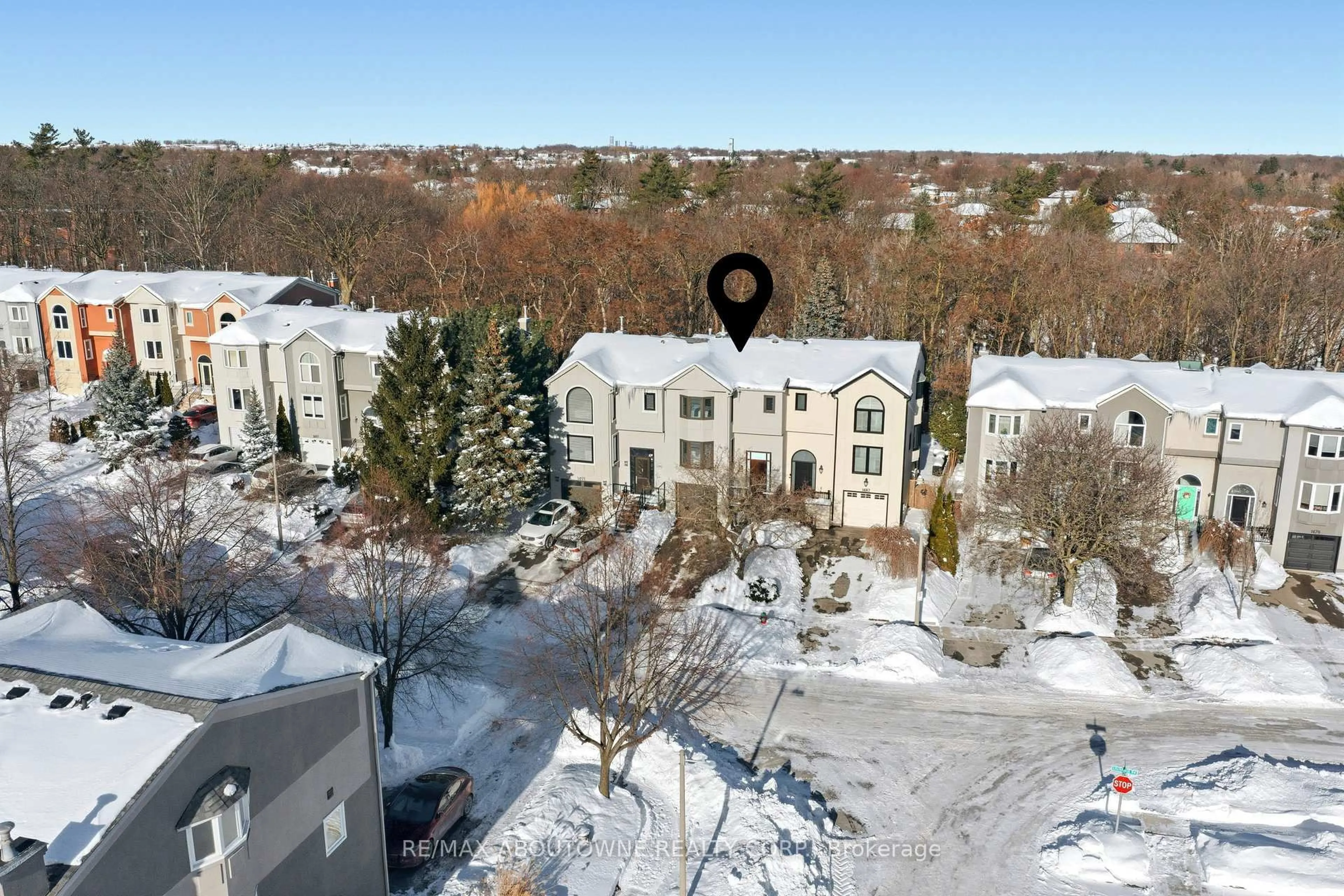 A pic from outside/outdoor area/front of a property/back of a property/a pic from drone, city buildings view from balcony for 1489 Litchfield Rd, Oakville Ontario L6H 5P4