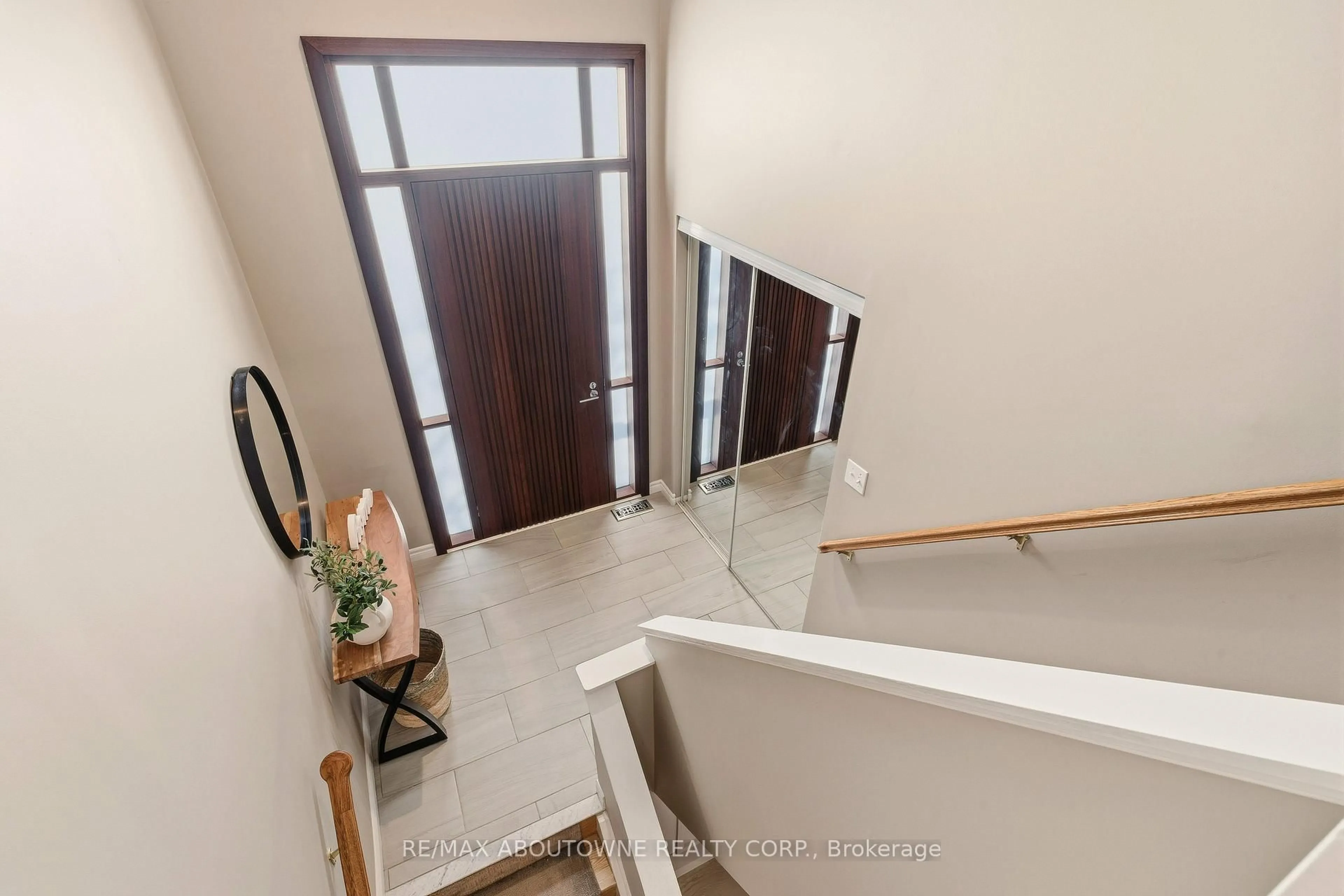 Indoor foyer for 1489 Litchfield Rd, Oakville Ontario L6H 5P4